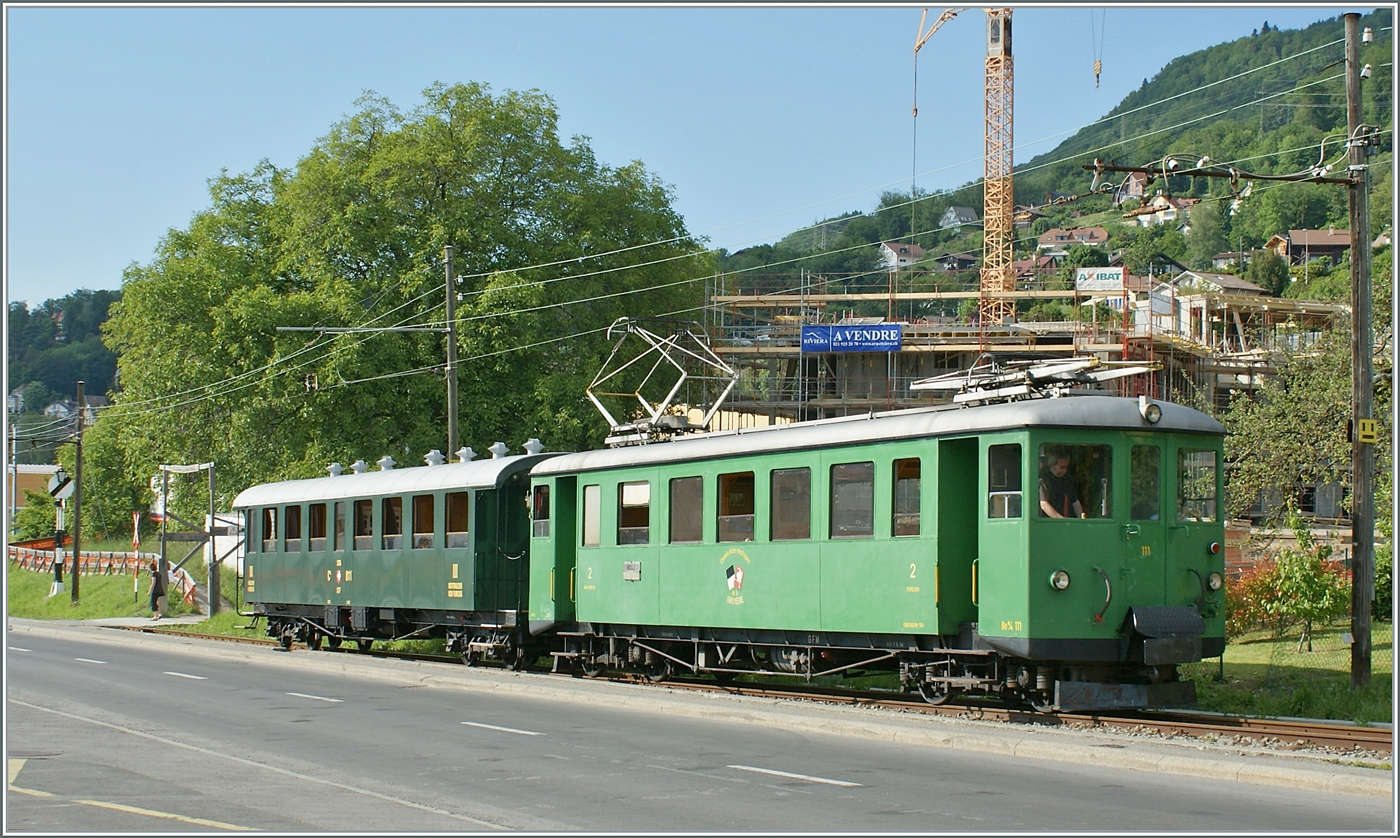 Der GFM Triebwagen Be 4/4 111 war einige Zeit der Blonay Chamby im Einsatz und kam dann zur 2012 gegründeten GFM Historique. Der Triebwagen wurde bei SWS/Alioth 1903 gebaut und als CEG CFe 4/4 11 in Betrieb genommen. 1928 wurde er nach einem ersten Umbau zum BCe 4/4 111 und 1956 nach einem zweiten Umbau 1956 zum GFM Be4/4. Das Bild zeigt den Triebwagen im Einsatz bei der Blonay-Chamby Bahn bei der Abfahrt in Blonay mit einem SBB Brünigbahn Wagen. Der Zug fährt nach Chaulin. 

5. Juni 2010