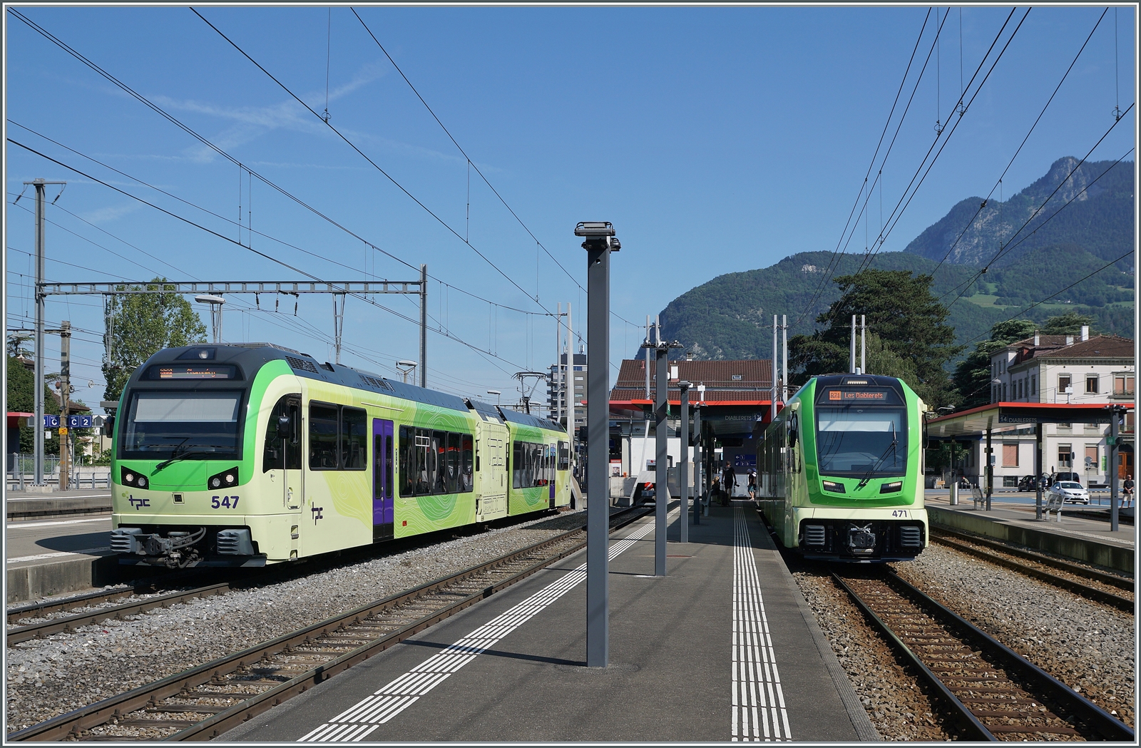 Der neue ABe 4/8 471 im Vergleich zu den Beh 2/6 der TPC. Obwohl die Beh 2/6 mit AOMC ASD angeschrieben sind, sah ich nie einen solchen Zug auf der ADS.
Das Bild entstand in Aigle.

27. Juli 2024
 