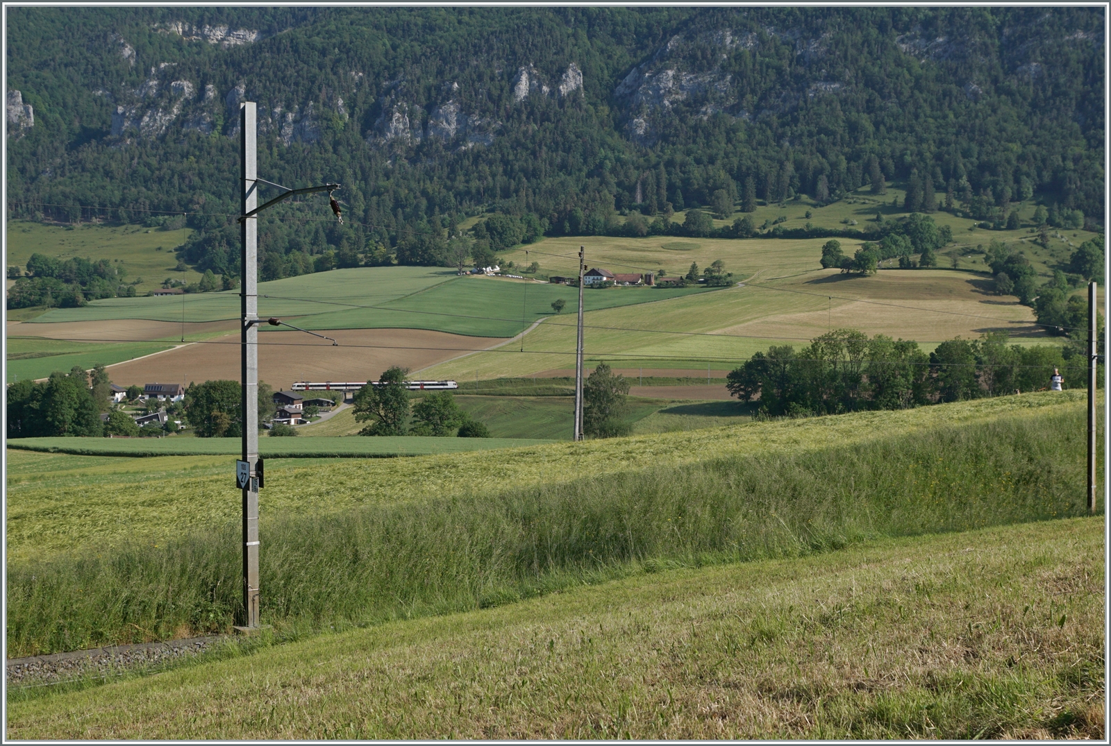 Der SBB Domino von Solothurn nach Moutier erreicht in Kürze Crémines. 

5. Juni 2023