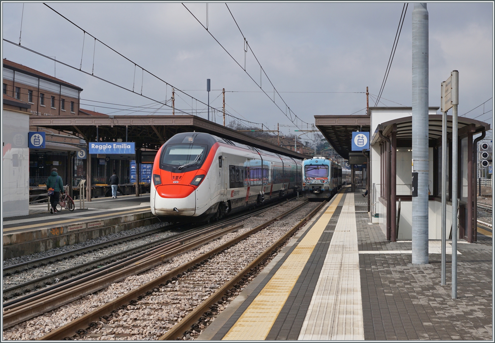 Der SBB  Giruno  RABe 501 018   Appenzell Ausserrhoden  erreicht als EC 307 den Bahnhof  Reggio Emilia und somit schon bald sein Ziel Bologna. Da der Zug weder die AV nutzt, noch einen passenden Fahrplan von Chiasso nach Milano aufweist, zeigt sich die Auslastung ziemlich beschieden. Auch stellt sich die Frage, ob Bologna die richtige Zieldestination ist, Rimini im Hochsommer, Firenze in der übrigen Zeit wären wohl etwas attraktiver. 

14. März 2023