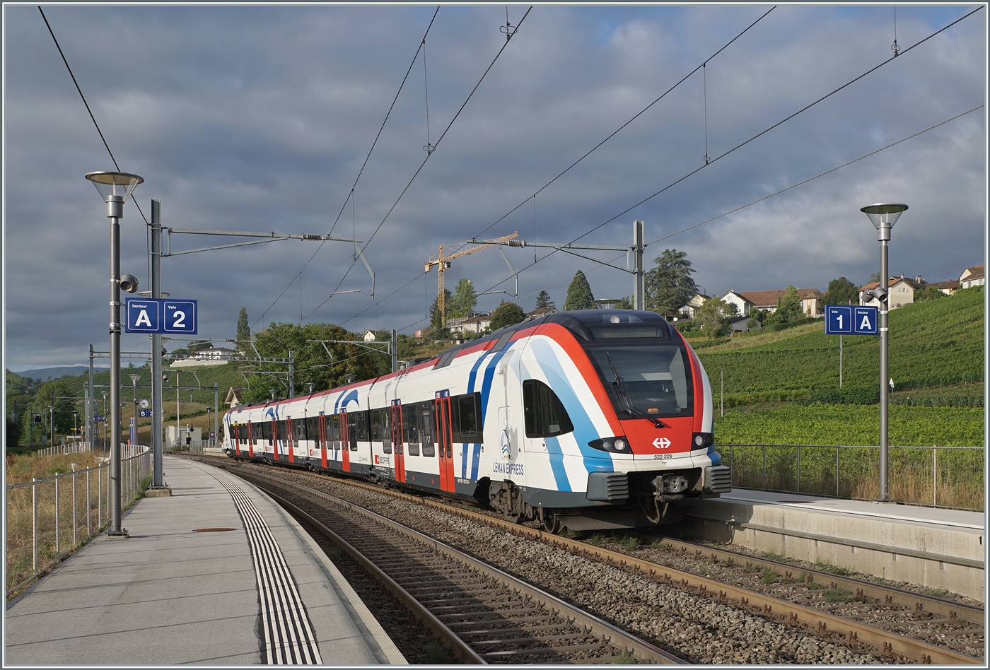 Der SBB LEX RABe 522 226 verlässt Russin als RL 5 in Richtung Genève. 

26. Aug. 2024