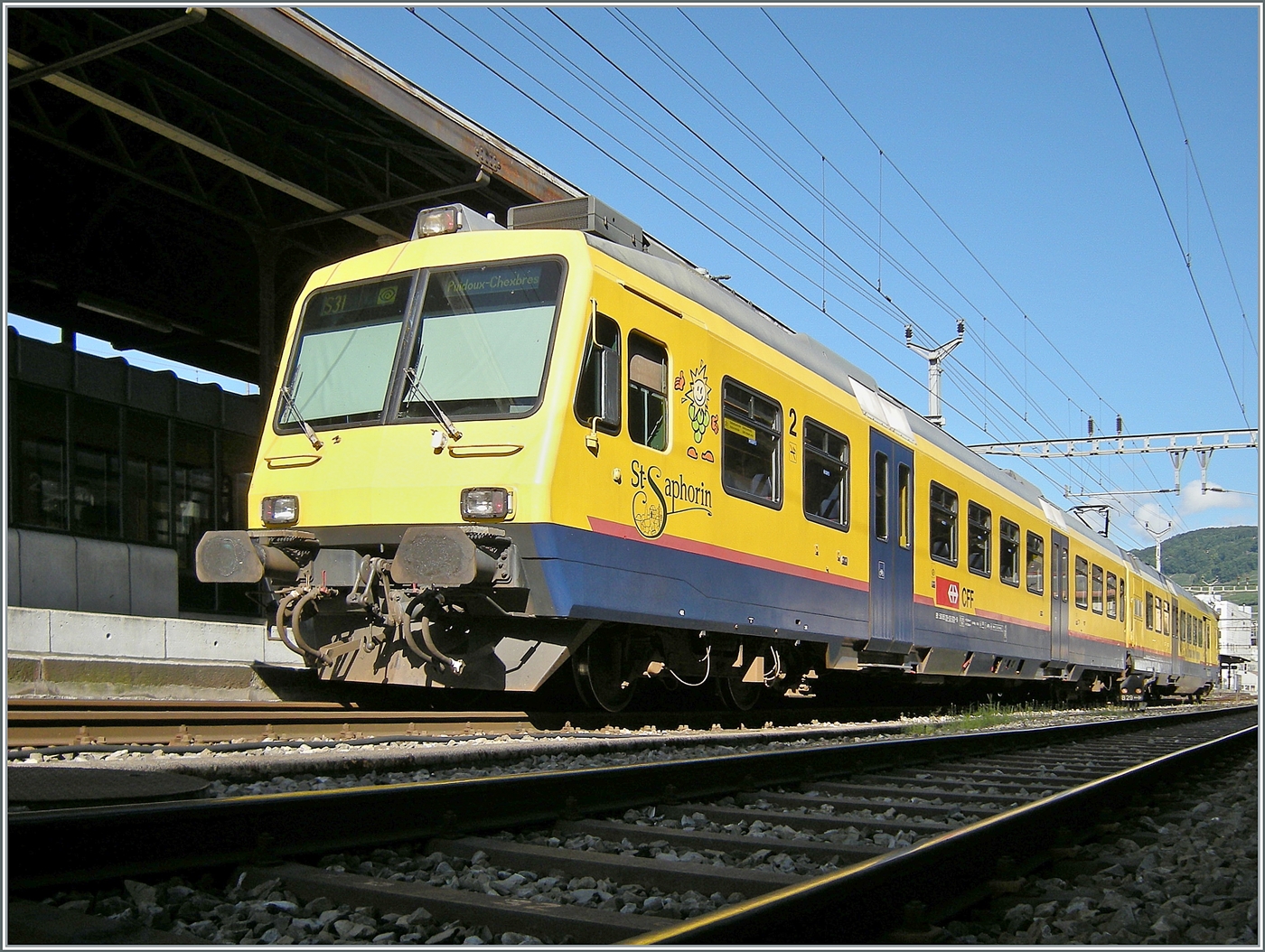 Der SBB NPZ RABe 560 131  Train des Vignes   steht in Vevey. Die Sonderlackierung stand dem NPZ sehr gut, schade, dass beim Umbau zum  Domino  diese nicht beibehalten wurde.

9. August 2008