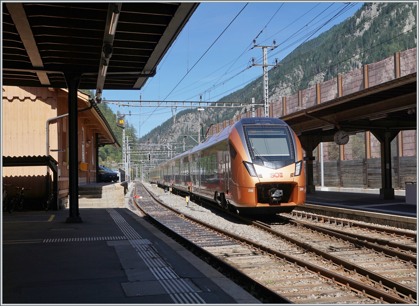 Der SOB Traverso RABe 52 109/209 verlässt als IR 61  Treno Gottardo  von Locarno nach Zürich den Bahnhof von Faido.

4. September 2023