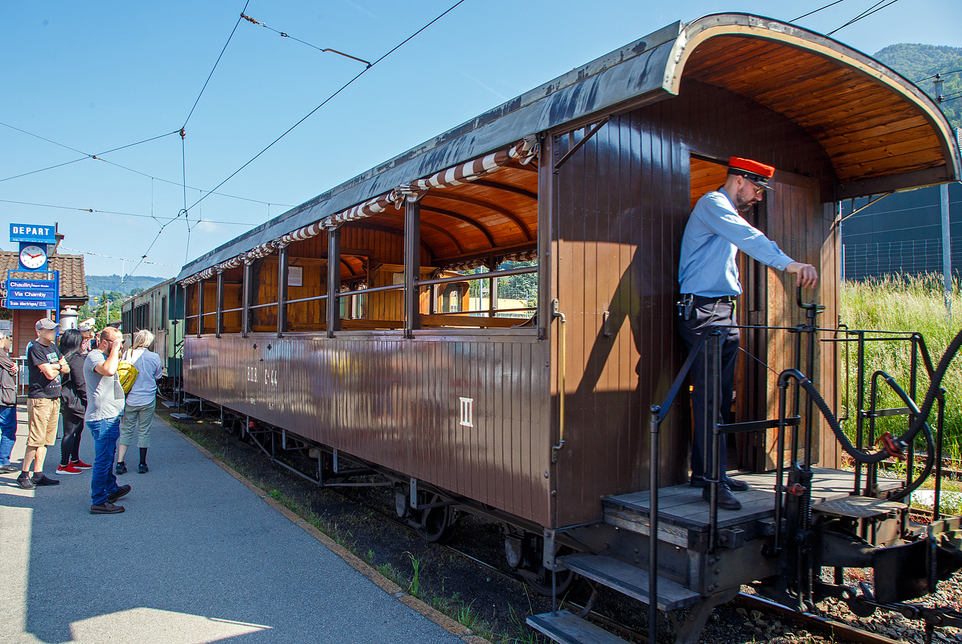 Der vierachsiger Drehgestell 3.Klasse Großraum-Plattformwagen C4 44, ex BOB C4 44, hier am 27.05.2023auf dem Museums-Areal der (BC) in Chaulin.  

Der Wagen mit zwei offenen Plattformen wurde 1926 von SIG in Neuhausen am Rheinfall für die Berner Oberland Bahn (BOB) gebaut, seit 1967 ist er bei der Museumsbahn Blonay-Chamby.

TECHNISCHE DATEN:
Spurweite: 1.000 mm (Meterspur)
Achsanzahl: 4 in zwei Drehgestellen
Eigengewicht: 8,9 t
Sitzplätze: 56