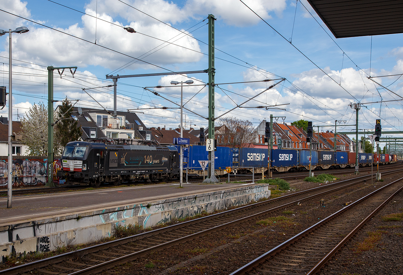 Die an die BLS Cargo vermietete X 4 E – 711 / 193 711-9 (91 80 6193 711-9 D-DISPO) der MRCE Dispolok GmbH (München) „e-mobility 140 years“ fährt am 30.04.2023, mit einem KLV-Zug durch Köln-Ehrenfeld in Richtung Aachen.

Die SIEMENS Vectron MS wurde 2018 von Siemens in München-Allach unter der Fabriknummer 22541 gebaut. Diese Vectron Lokomotive ist als MS – Lokomotive (Multisystem-Variante) mit 6.400 kW (160 km/h) konzipiert und zugelassen für Deutschland, Österreich, Schweiz, Italien und Niederlande (D/A/CH/I/NL).
