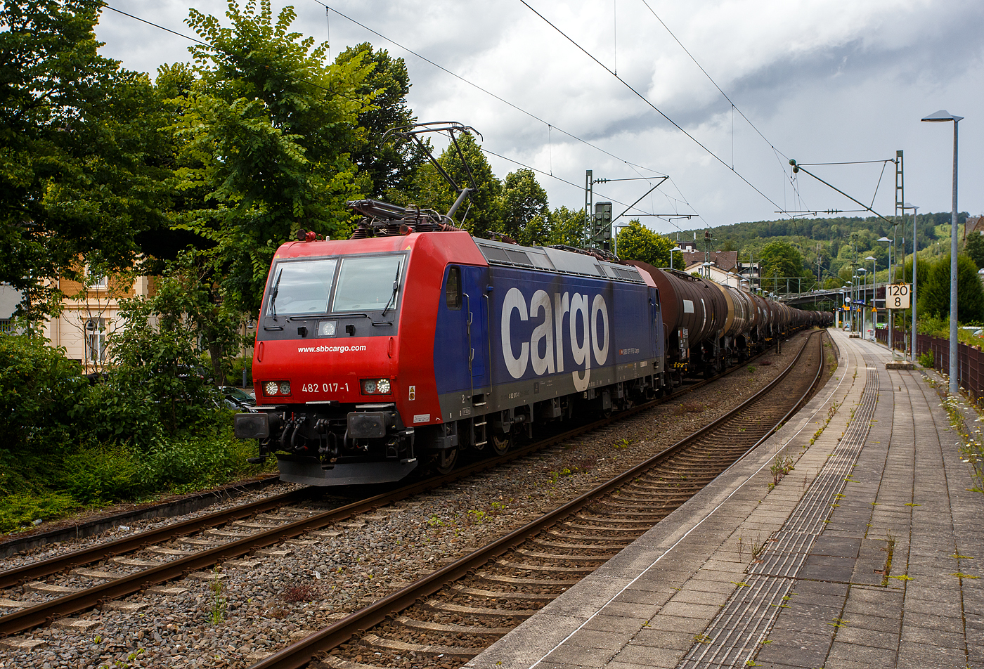 Die an die SBB Cargo International AG vermietete SBB Cargo Re 482 0017-1 (91 85 4482 017-1 CH-SBBC) fährt am 16 Juli 2024 mit einem Kesselwagenzug durch Kirchen/Sieg in Richtung Köln

Die TRAXX F140 AC1 wurde 2003 von Bombardier in Kassel unter der Fabriknummer 33567 gebaut und an die SBB Cargo AG geliefert.