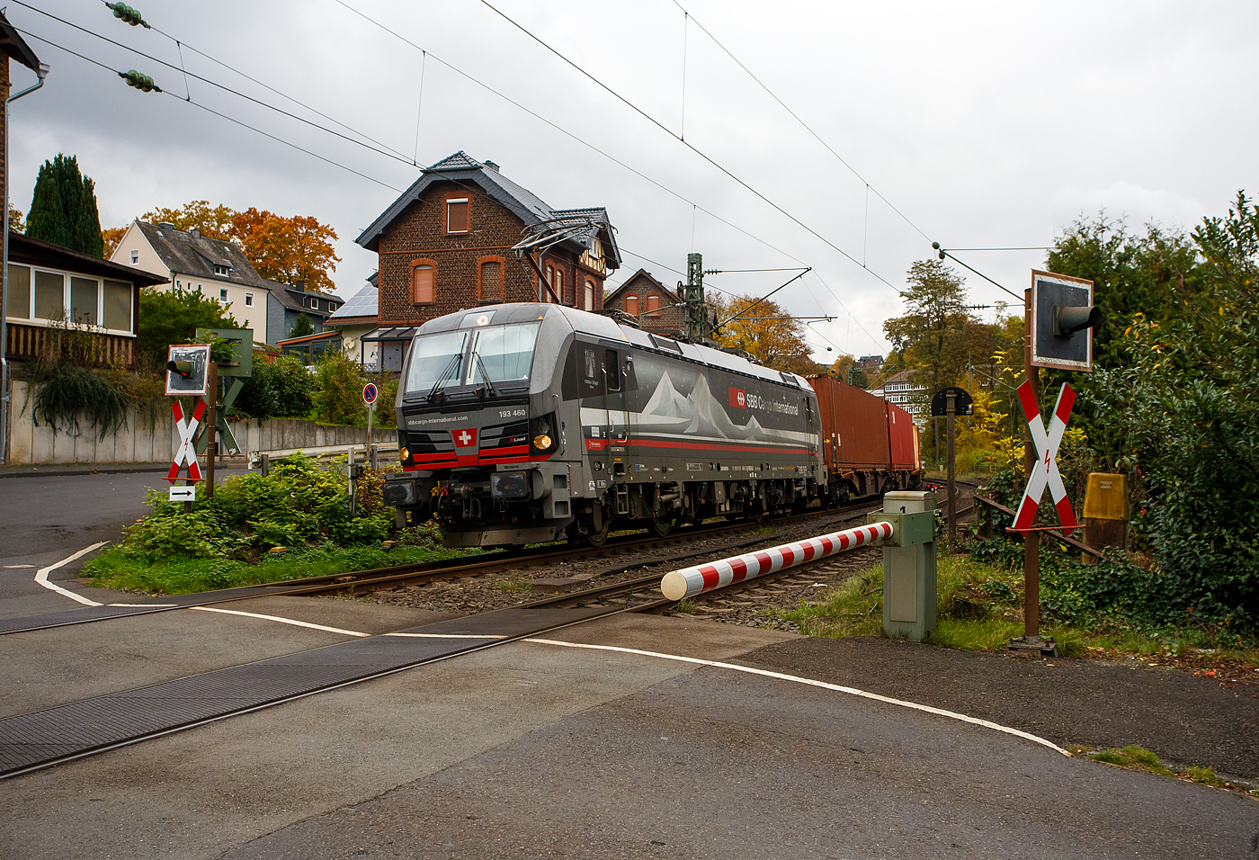 Die an die SBB Cargo International AG vermietete mit  XLoad“ ausgestattete 193 460  1000er Stägli Olten  (91 80 6193 460-3 D-SIEAG) der SüdLeasing GmbH, Stuttgart (eingestellt in Deutschland durch Siemens) fährt am 16 Oktober 2025 mit einem KLV-Zug, durch Kirchen/Sieg in Richtung Köln.

Die Multisystemlokomotive Siemens Vectron MS wurde 2024 von Siemens Mobilitiy in München-Allach unter der Fabriknummer 23796 gebaut. Sie wurde in der Variante A40-1a ausgeführt und hat so die Zulassung für Deutschland, Österreich, die Schweiz, Italien, die Niederlande und Belgien (D / A / CH / I / NL / B). Sie verfügt über eine Leistung von 6,4 MW (160 km/h) und ist neben den nationalen Zugsicherungssystemen mit dem Europäischen Zugsicherungssystem (ETCS BL3) ausgestattet. Zudem ist sie mit der neuen Ausrüstungspaket XLoad ausgestattet.

