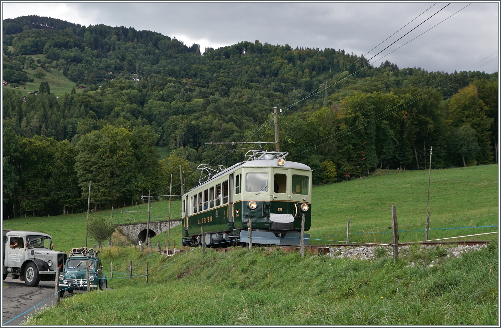 Die Blonay-Chamby Bahn Saison 2024 steht vor der Tr und man kann gespannt sein mit welchen Überraschungen die Museumbahn in diesem Jahr aufwartet. Im Bild eine herrliche Szene  aus den 1940ern  mit dem GFM Historic Triebwagen Ce 4/4 131 bei Cornaux.


10. Sept. 2023
