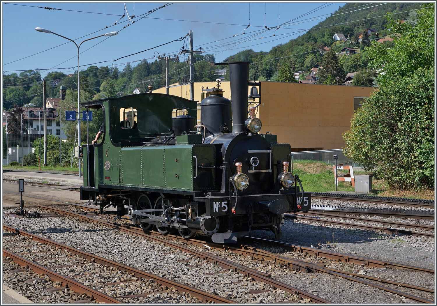Die G 3/3 N° 5 in Blonay auf das Ok für die Rangierbewegung. Die Lok wurde 1890 in Graffenstaden von der Société Alsacienne de Constructions Mécaniques SACM unter der  Nummer 4172 erbaut und an die LEB geliefert. Sie ist seit 1973 bei der Blonay Chamby. 

Ein paar Details zur Lok, frei übersetzt aus einem Text der Blonay-Chamby Bahn: Um die Lebensmittelversorgung der Stadt Lausanne aus dem Gros-de-Vaud zu vereinfachen wurde die erste Meterspurstrecke der Schweiz gebaut. Der Streckenabschnitt Lausanne - Echallens wurde am 1. Juni 1874 eröffnet, die weiterführende Strecke nach Bercher im Jahre 1899. Bereits 1890 musste das aus zweiter Hand von der Mont-Cenis-Eisenbahn erworben Material ersetzt werden, die LEB erwarb die beiden G 3/3 2  Echallens  und 5  Bercher . Während die G 3/3 N° 2 bereits 1921 verschrottet wurde, bleib die G 3/3 N° 5 bis 1934 bei der LEB und wurde dann an ein Unternehmen verkauft, welches für den Bau des  Grande-Dixence -Staudamm zuständig war. 
1939 wurde die Lok in den Vorarlberg verlegt. Seit 1967 auf einem Kindergarten Spielplatz in Feldkirch, entdeckten Mitglieder der Blonay-Chamby Bahn die Lok, doch es dauerte noch bis 1973 bis die Lok den Weg ins Pays de Vaud zurückfand und in der Folge von der Blonay Chamby Bahn aufwändig restauriert wurde. 

Seither verbrietet der Charme der besonderen Lok auf B-C viel Freude.

7. Juli 2024