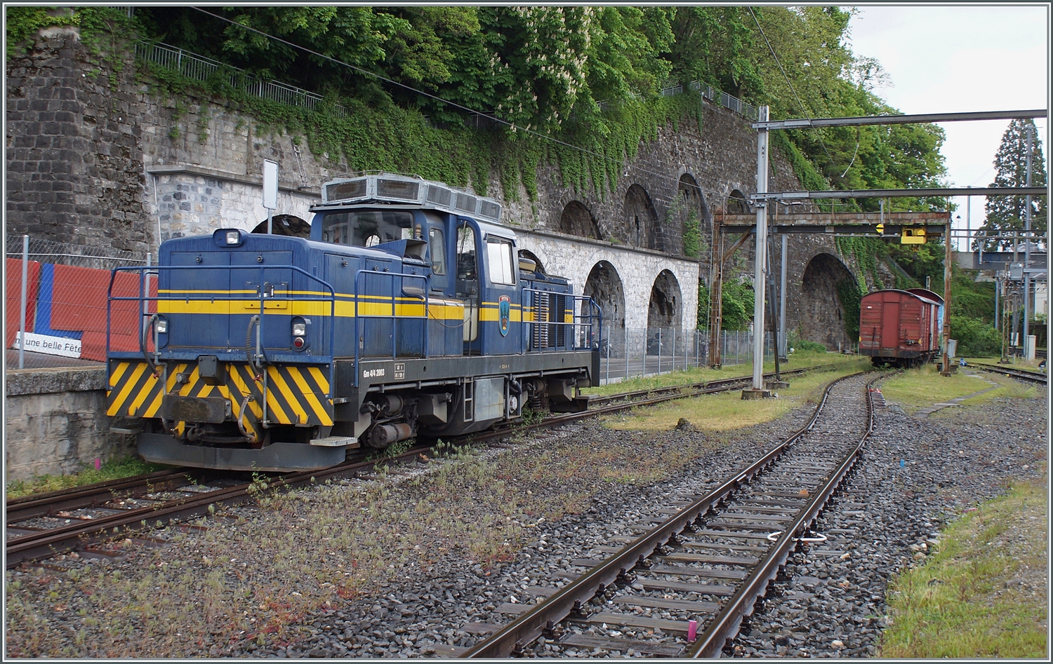Die MOB Gm 4/4 2003  Montbovon  steht in Vevey und wartet auf ihren nächsten Einsatz. Die MOB erhielt 1976 die Diesellok Gm 4/4 2003, um ein leistungsfähiges, fahrleitungsunabhängiges Fahrzeuge für entsprechende Einsätze zur Verfügung zu haben. Die französische Firma Moyse in La Courneuve konstruier die Lok, die sich bei der MOB sehr bewährte, so dass die MOB eine zweite Gm 4/4 bestellte. 11. Mai 2023