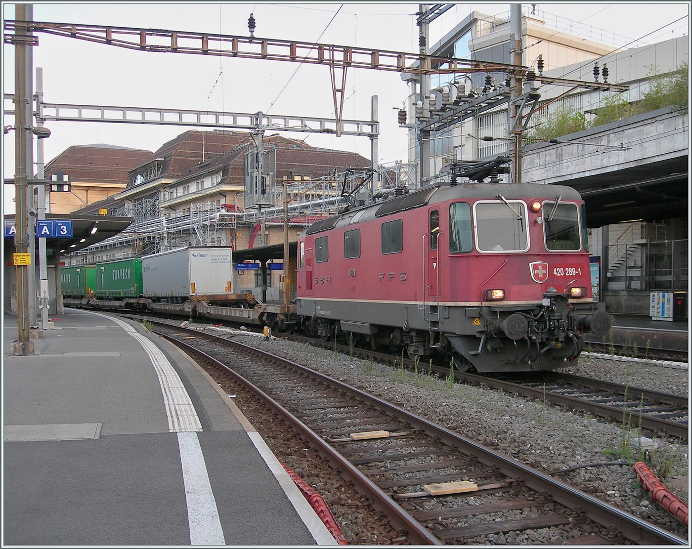 Die SBB Cargo Re 4/4 II 11289 (Re 420 289-1) mit einen Güterzug nach St-Triphon. Leider wird diese innovative Leistung ab dem Fahrplanwechsel wegfallen. 

9. Aug. 2025