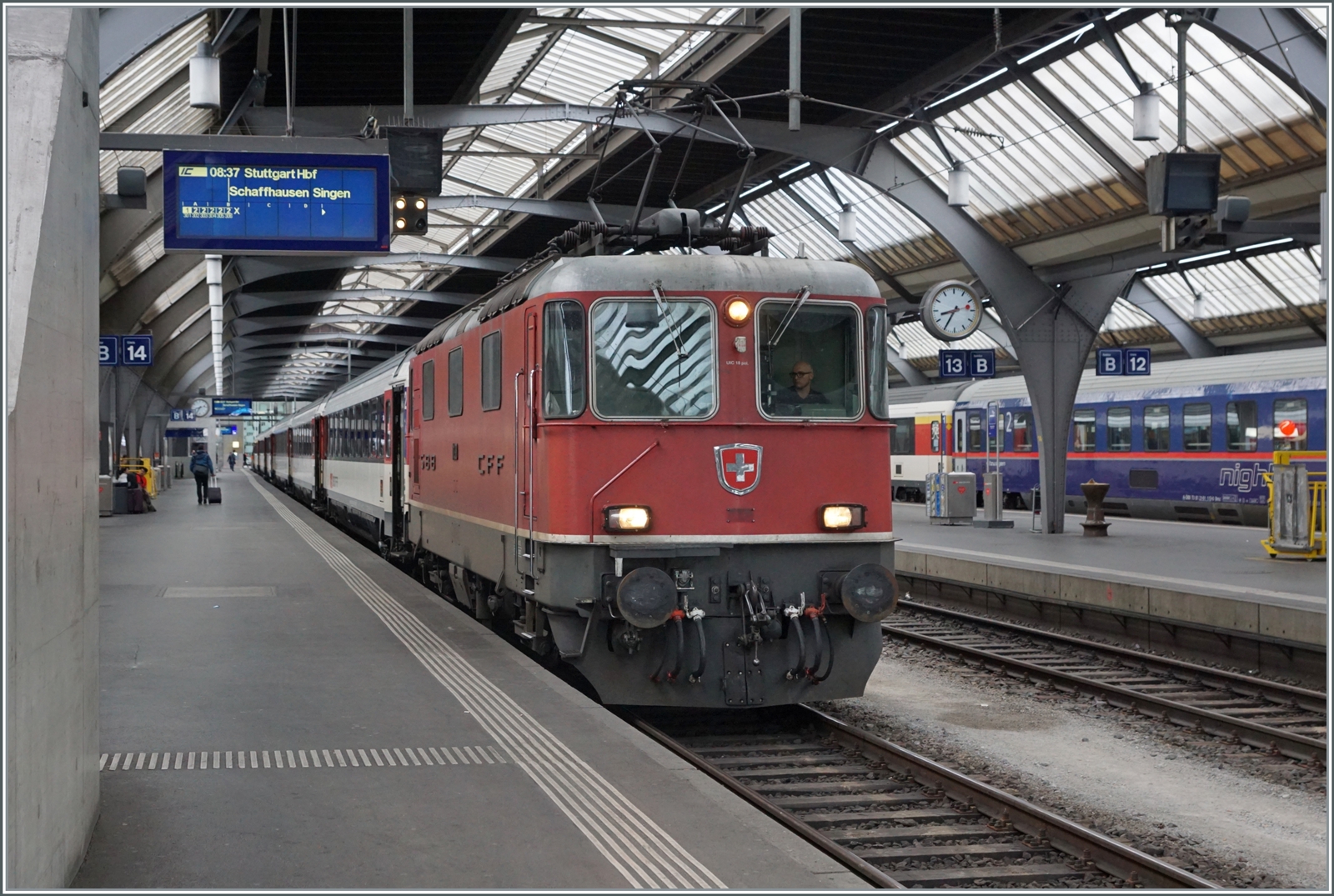 Die SBB Re 4/4 II 11130 wartet in Zürich HB auf die abfahrt mit ihrem IC nach Stuttgart. 

19. Sept. 2022 