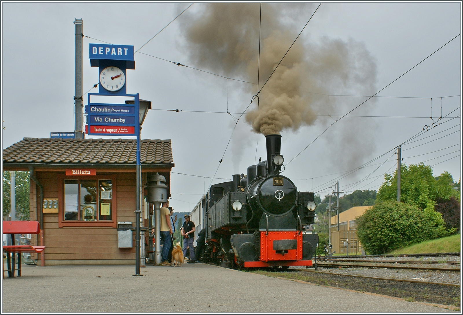 Die SEG G 2x 272 105 der Blonay-Chamby Bahn wartet mit ihrem Zug in Blonay auf die Fahrgäste und die Abfahrt nach Chaulin. Bei den recht schlechten Wetterprognosen waren die Reisenden e leider nicht sehr zahlreich. Dabei ist gerade bei wechselhaftem Wetter eine Fahrt mit der Blonay Chamby Bahn sehr entspannend und eine Reise in eine andere Welt die man längst verloren glaubte...

8. Juli 2024