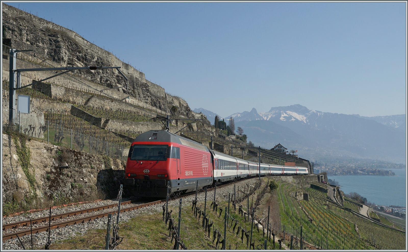 Eine SBB Re 460 ist mit dem Baustellenbedingt umgeleitet IR auf der Fahrt in Richtung Vevey, 

20. März 2022