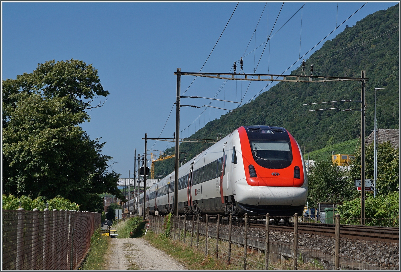 Erst auf den zweiten Blick offenbart dieses Bild eine kleine Besonderheit: Es zeigt den SBB ICN RABDe 500 004  Mani Matter , welcher als erste komplett erneuert wurde. 

Der Zug ist mit einem weitern ICN bei Ligerz kurz nach dem Übergang auf Doppelspur auf dem Weg nach Lausanne. 

11. Juli 2025