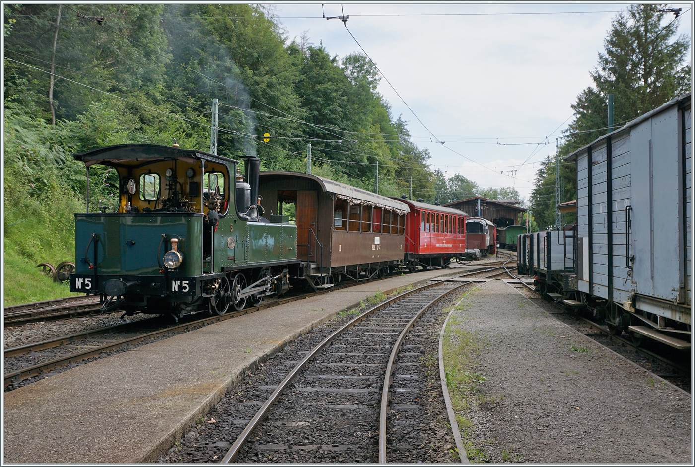 Frisch bekohlt und mit Wasser versorgt rangiert die LEB G 3/3 N° 5 (Baujahr 1890) der Blonay Chamby Bahn ihren Dampfzug nach Blonay an den Bahnsteig in Chaulin. 

4. Aug. 2024
