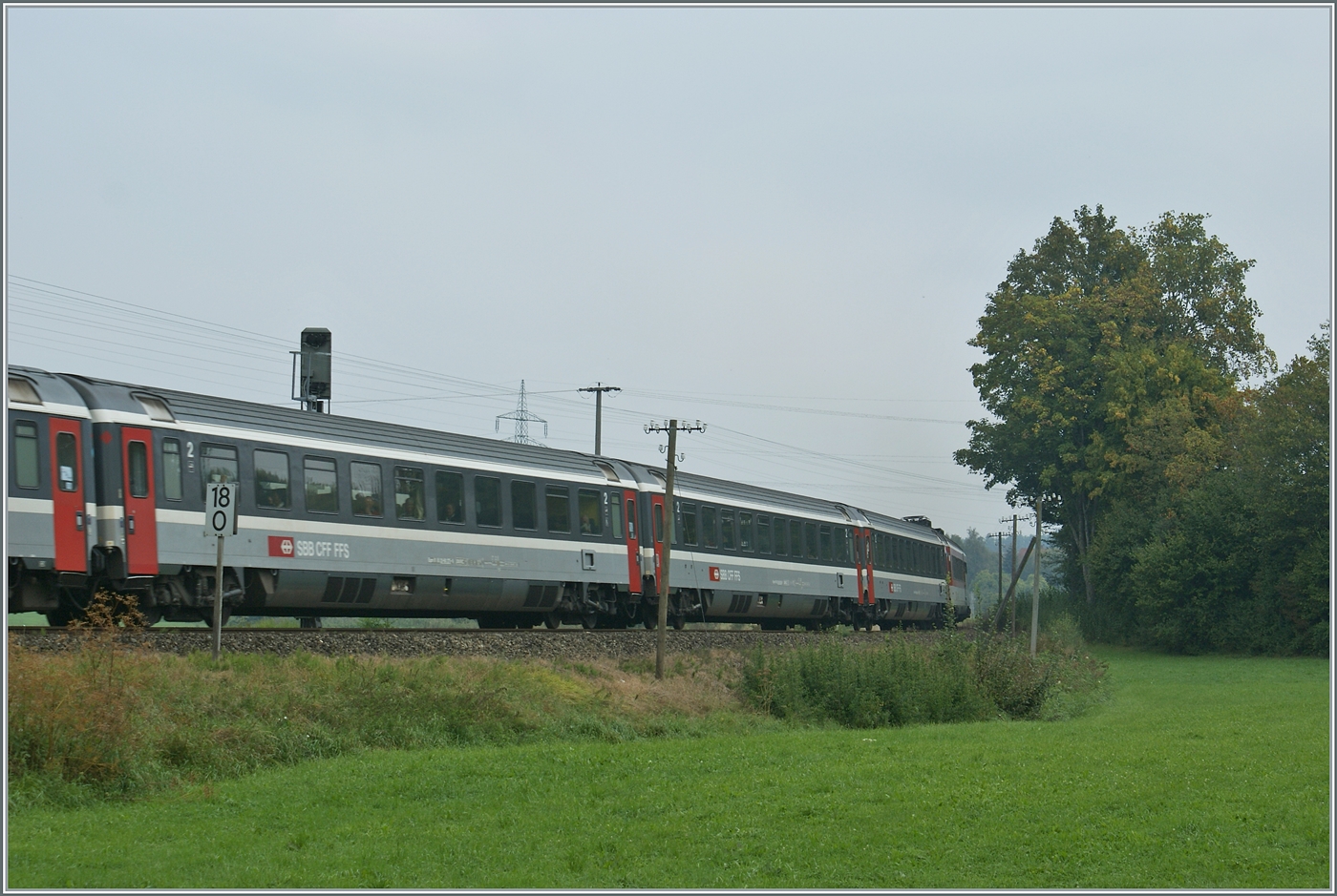 F�r den internationalen Verkehr beschaffte die SBB Grossraumwagen welche vom Wagenkasten her f�r die 1. und 2. Klasse den gleichen Aufbau aufwiesen. Das Bild zeigt 2 Klasse Wagen bei Hergatz auf der Fahrt nach M�nchen. 

11. Sept. 2009 