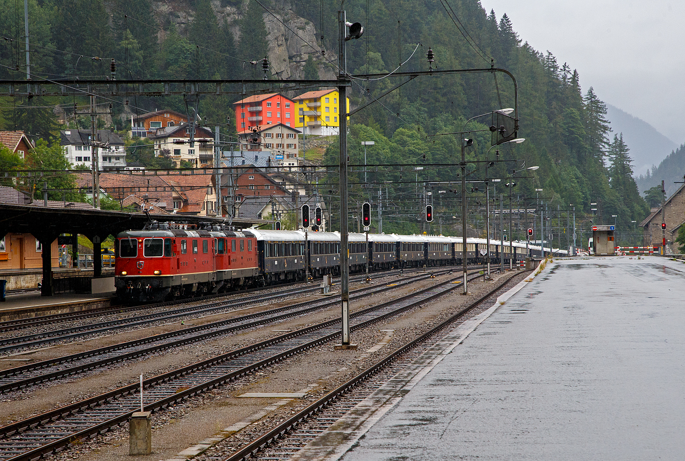 Gezogen von einer SBB Re 8/8 (Doppeltraktion der Re 4/4 11194 und Re 4/4 11156) erreicht der VSOE - Venice Simplon-Orient-Express von Amsterdam über Brüssel und Paris nach Venedig am 02.08.2019, leider bei Regen, den Bahnhof Göschenen. Hier fährt er aber nicht, wie es im Namen steht, durch den Simplon, sondern über den Gotthard. Der Orient-Express bestand aus einem Zug mit 18 Wagen, meinst waren es modernisierte historische ehemalige CIWL-Wagen. Ob es auch einen „Mord im Orient-Express“ gab? Das kann ich nicht sagen, hatte aber gehört das man wohl einen im Zug nachspielte. 

Wer kennt den Film nicht „Mord im Orient-Express“ nach dem Roman von Agatha Christie aus dem Jahr 1934. Wo der berühmte belgische Privatdetektiv Hercule Poirot den Mord an einem reichen Amerikaner untersucht, der im berühmtesten Zug der Welt reist.
