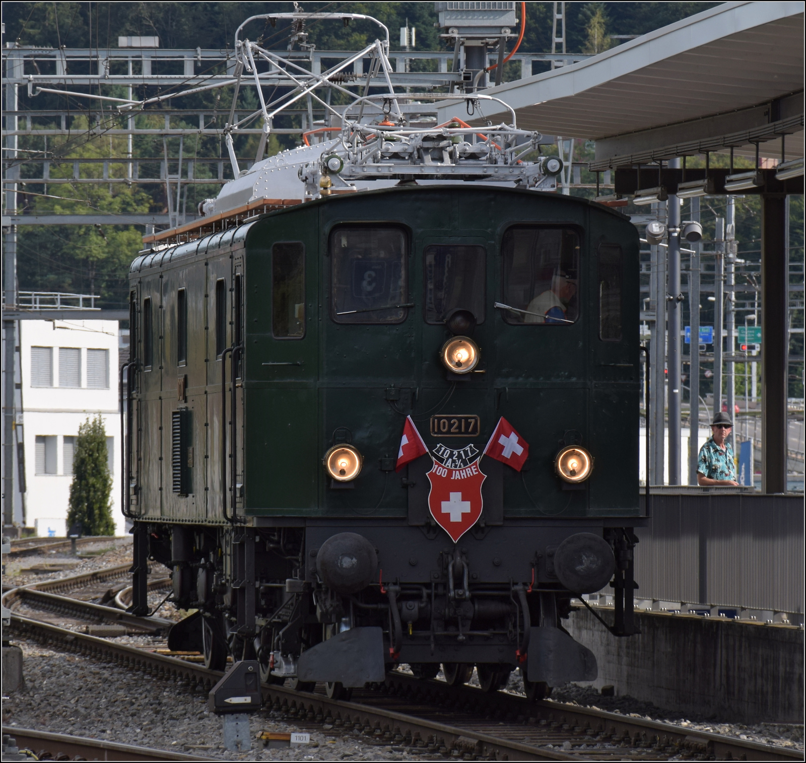 Historische Seethalbahn in Aktion.

Aus dem Zug der Seethalbahn wird die Gastlok Ae 3/5 10217 in Emmenbrücke -mit Staatsbeflaggung anlässlich ihres runden Geburtstages- zu ihrer Heimreise nach Olten rausrangiert. September 2024.
