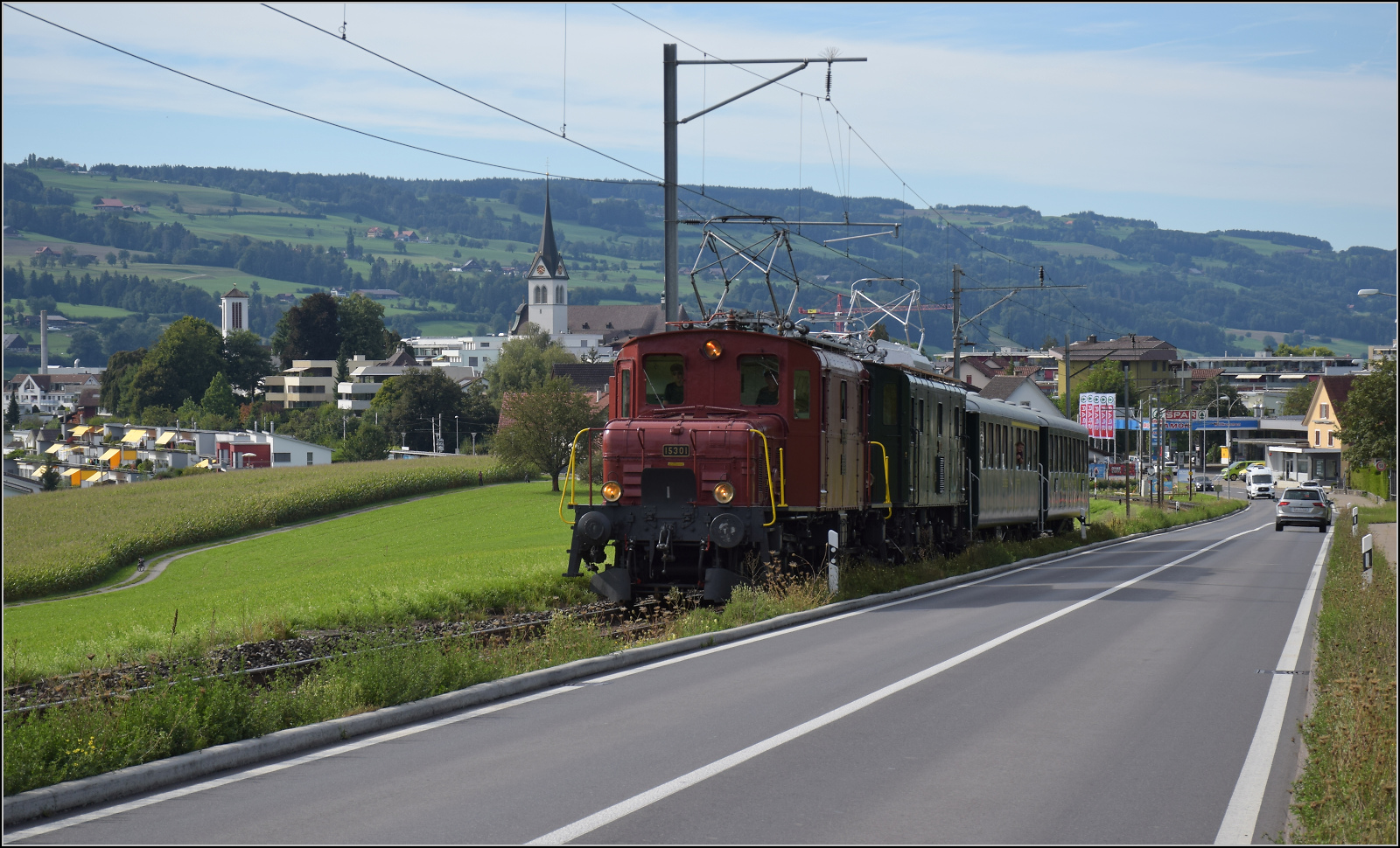 Historische Seethalbahn in Aktion.

Der Museumszug mit Seetalkrokodil De 6/6 15301, A 3/5 10217 und den Seetalwagen fährt die Rampe aus Hochdorf Richtung Emmenbrücke hoch. September 2024.