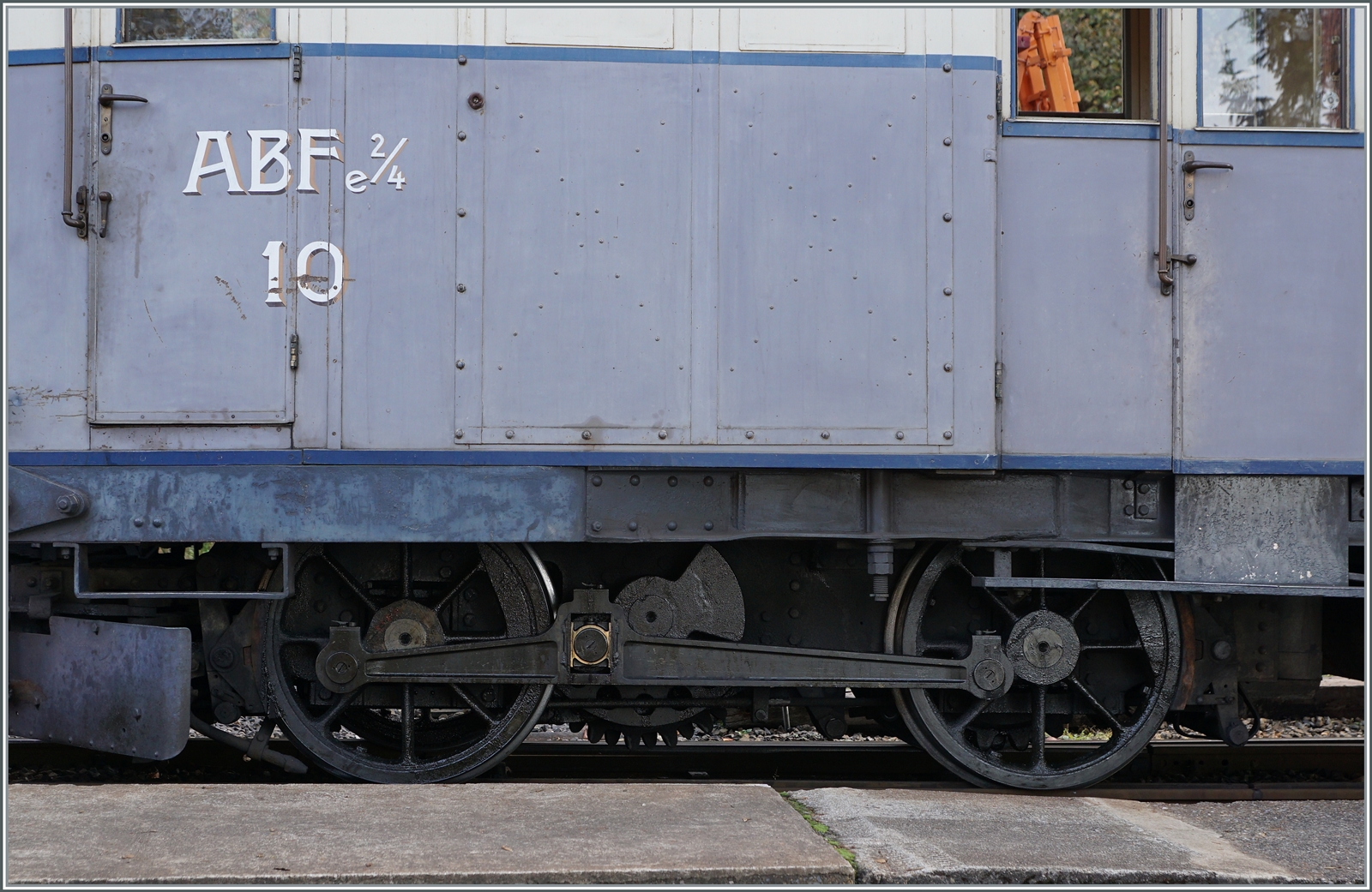 Ich habe schon des �fteren geschrieben, dass der Leukerbadbahn Triebwagen eine  phantasievolle  Bezeichnung tr�gt, hier nun ein Bild dazu:  ABFe 2/4 N� 10  steht gross auf dem Wagenkasten darunter ist ein Drehgestell mit Kuppelstange und sogar dem Zahnrad zu sehen, am anderen Ende hat der Triebwagen ein weiters gleiches Drehgestell, d.h. alle vier R�der sind angetrieben, Laufr�der besitzt der Triebwagen keine. �brigens. im Fahrzeugverzeichnis der B-C wird der Triebwagaen unter ABFe 4/4 gef�hrt.

Chaulin, den 29. Okt. 2022