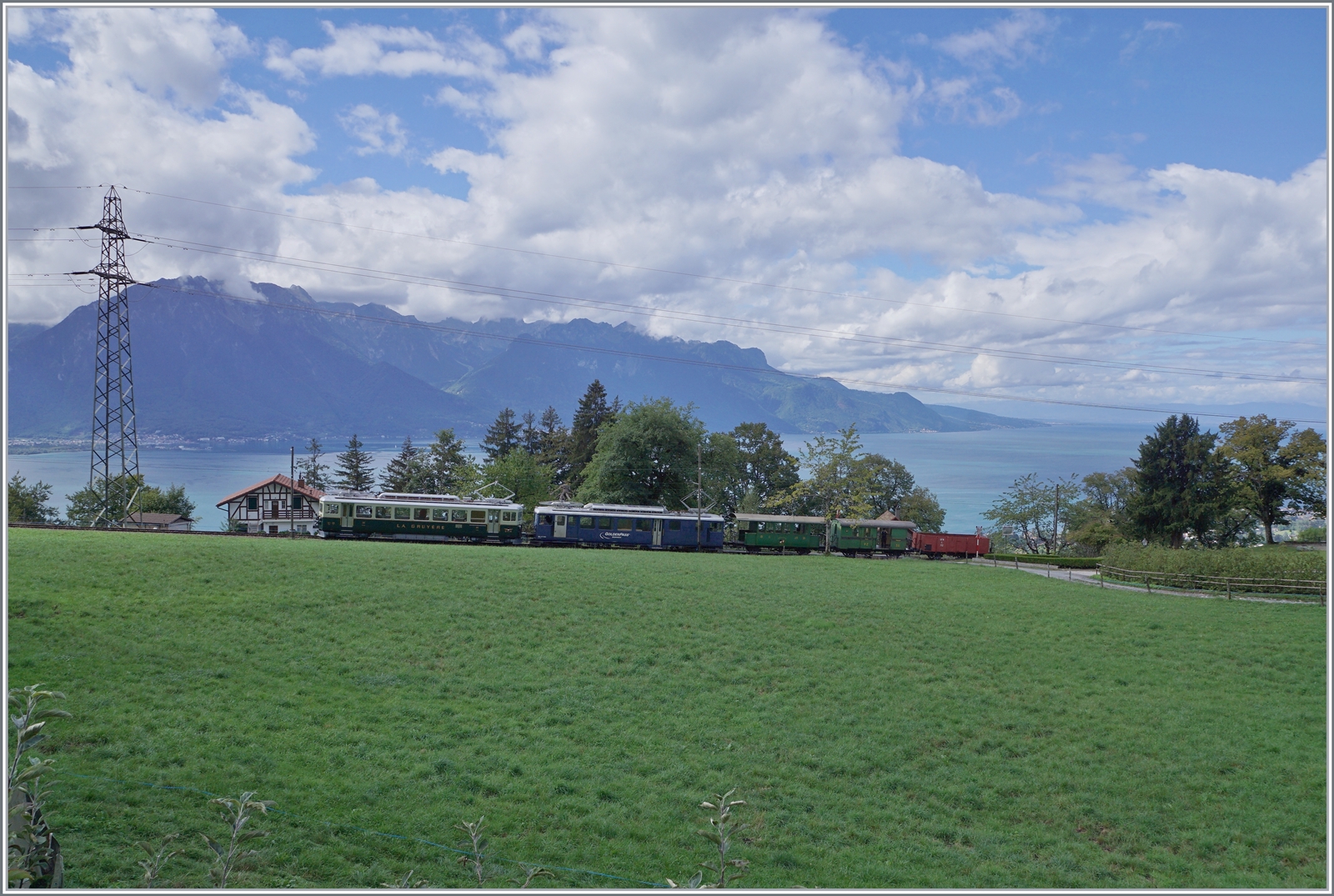  Il était une fois... les années 40 / Es war einmal  die beiden GFM Ce 4/4 131 und MOB BDe 4/4 3002 sind mit ihrem Zug auf dem Weg von Blonay nach Chamby und konnten bei Chaulin fotografiert werden.

9. September 2022