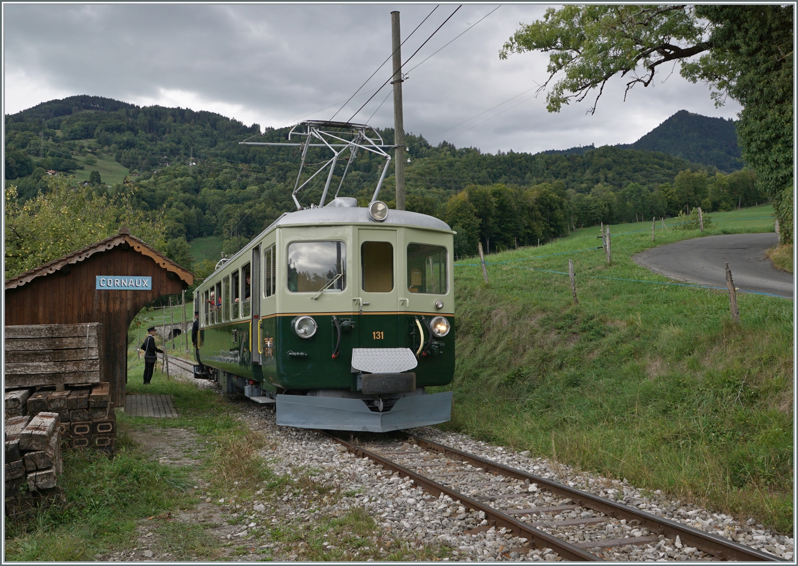 Il était une fois... les années 40 / Es war einmal: die 40er Jahre  - Eine Reise in die Vergangenheit, mit dem damals neuen GFM Ce 4/4 131 (Baujahr 1943) und einer äussert interessanten  Rundreise : Chaulin - Cornaux - Chamby - Chaulin. Das Bild zeigt den Ce 4/4 131 von GFM Historique beim Wenden in Cornaux.

10. September 2022