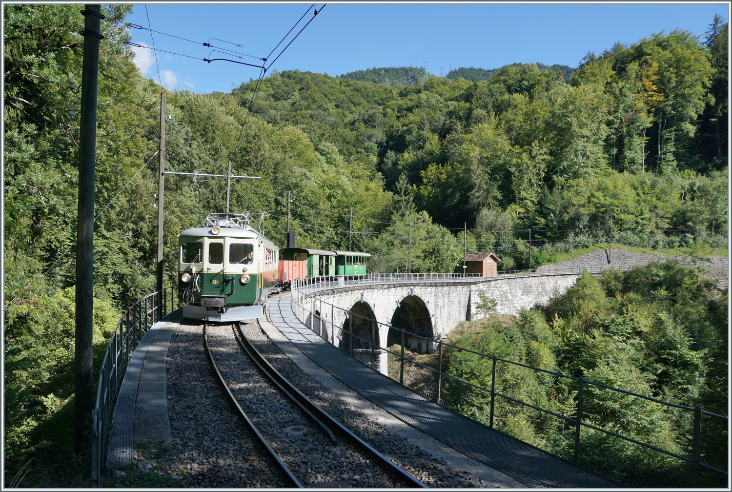  Il était une fois... les années 40 / Es war einmal: die 40er Jahre  - Eine Reise in die Vergangenheit, mit dem damals neuen GFM Ce 4/4 131 (Baujahr 1943 - heute GFM Historique) auf dem Weg nach Blonay auf dem Baye de Clares Viadukt. 

11. September 2022