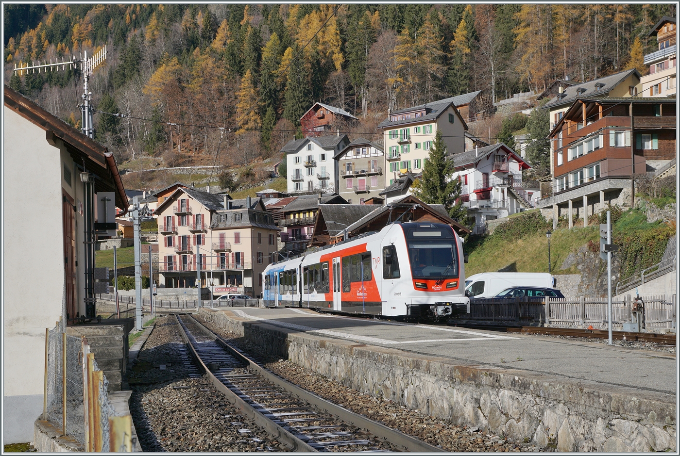 In Finhaut konnte ich den neuen TMR /SNCF Beh 4/8 92 / 983 (UIC 90 85 838 0892-2) fotografieren. Der Triebwagen war auf Testfahrt und verliess kurz darauf Finhaut in mit dem Ziel Salvan. 

19. November 2025 
