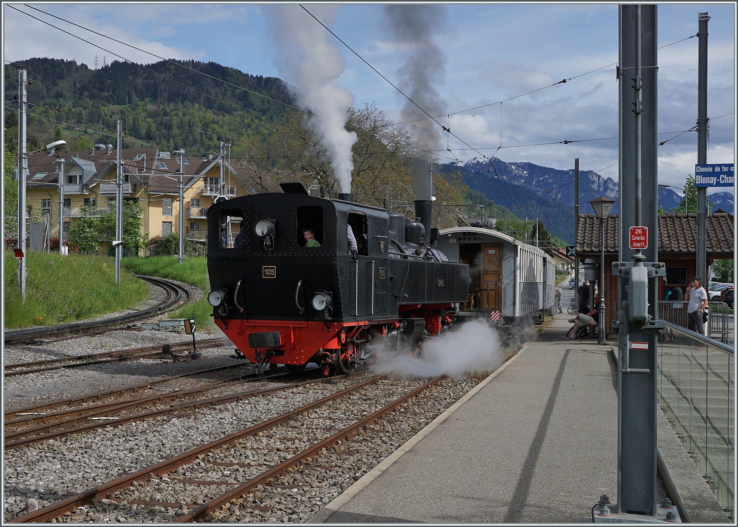 Ist der Zug kurz genug, wird er in Blonay einfach umfahren, so wie hier zu sehen. Die SEG G 2x 2/2 105 verlässt die beiden Wagen um am anderen Zugende sie für die Rückfarht wieder zu übernehmen. 

% Mai 2024
