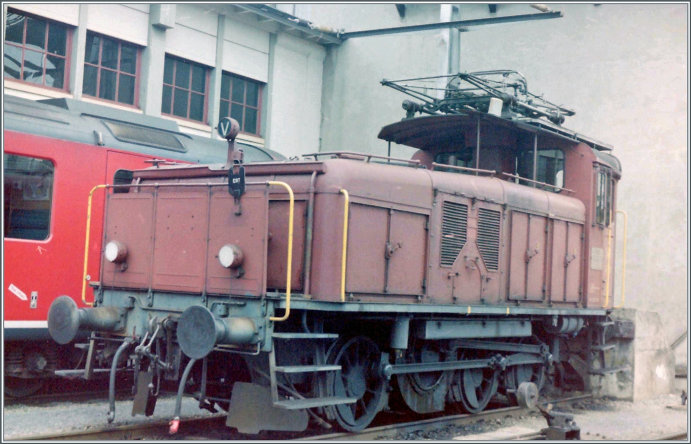 Keine Frage, das Bild ist schief, doch das Geraderichten würde einen Teil des Motives abtrennen. Noch ein weiterer  Halbschuh  ein der nicht sehr zahlreichen Ee 3/3 16311-326 'Glätteisen' mit unbekannter Nummer in Huttwil. 

4. April 1988   