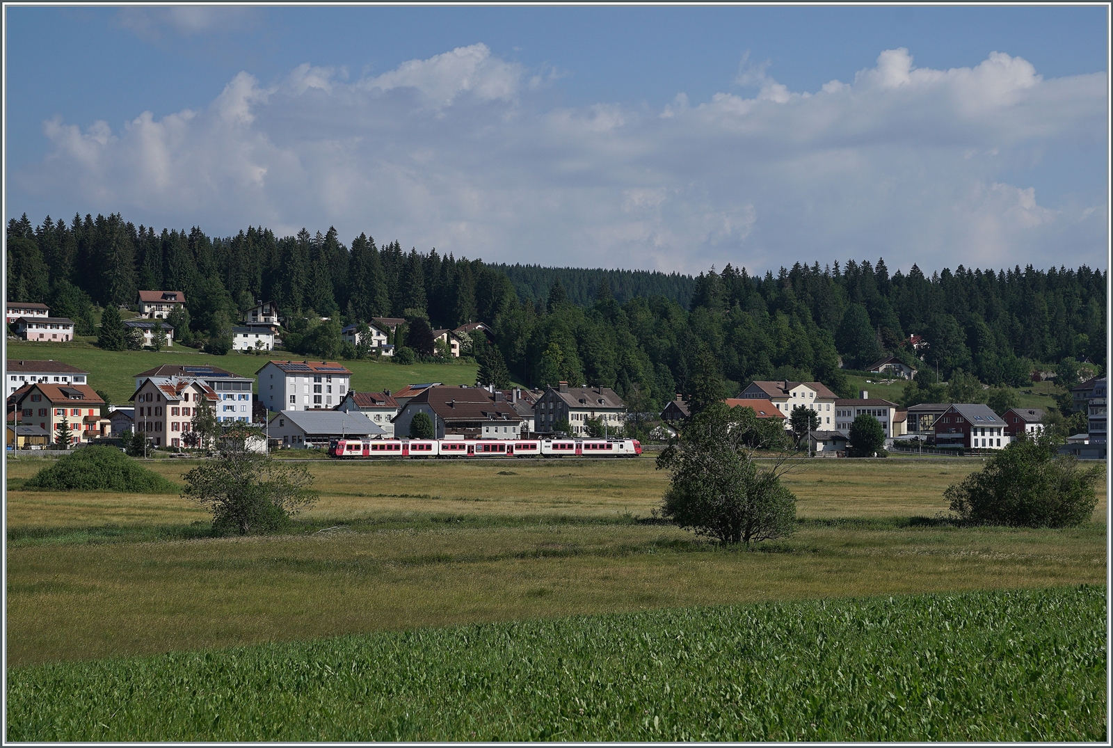 Kurz vor der Umstellung auf das neue Betriebskonzept mit den direkten Zügen Le Brassus - Aigle: Der TRAVYS RBDe 560 385-7 (RBDe 560 DO TR 94 85 7560 385-7 CH-TVYS)  Lac de Joux  ist als Regionalzug von Le Brassus nach Vallorbe unterwegs und konnte zwischen Le Brassus und Sentier Orient fotografiert werden. 

16. Juni 2022