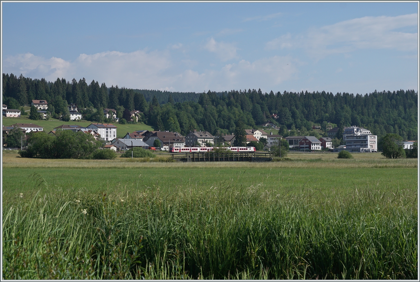 Kurz vor der Umstellung auf das neue Betriebskonzept mit den direkten Zügen Le Brassus - Aigle: Der TRAVYS RBDe 560 385-7 (RBDe 560 DO TR 94 85 7560 385-7 CH-TVYS)  Lac de Joux  ist als Regionalzug 6011 von Vallorbe nach Le Brassus unterwegs und konnte kurz vor seiner Ankunft in Le Brassus fotografiert werden.

16. Juni 2022 