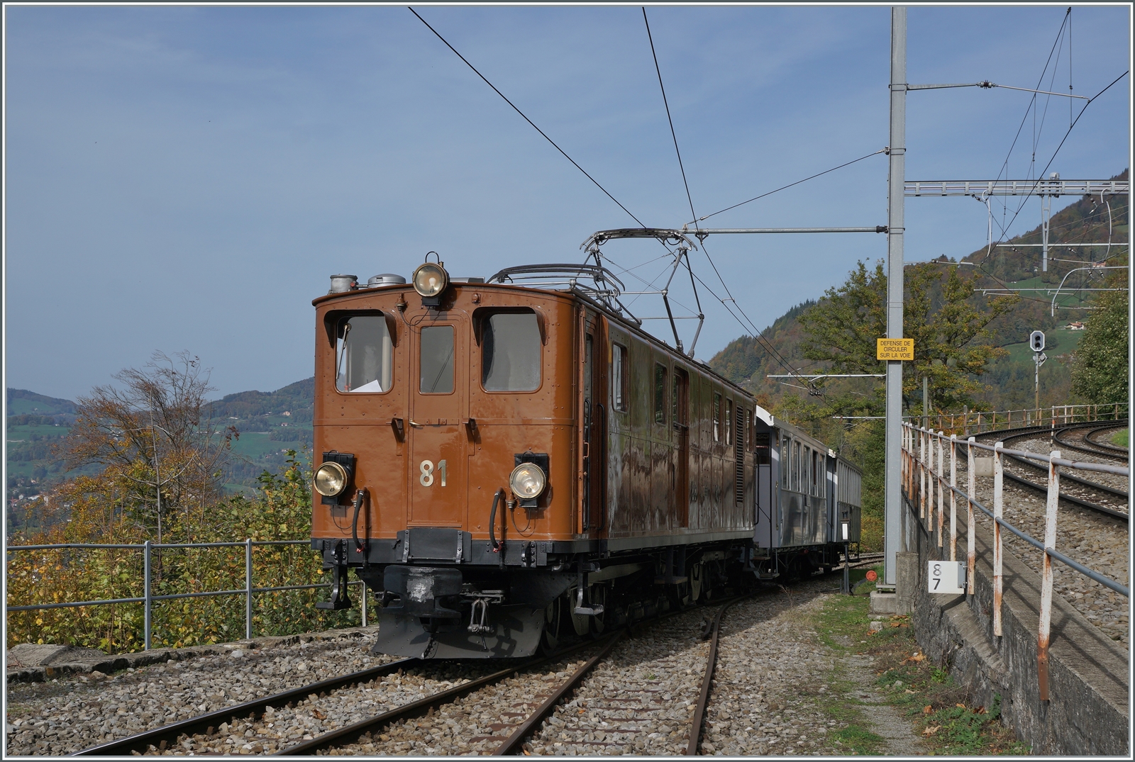 La DER de la Saison! (Saisonabschlussfeier der Blonay-Chamby Bahn 2022) - und gerade noch rechtzeitig um Saisonabschluss hat es die Ge 4/4 geschafft, von ihrem Besuch in der alten Heimat an die Waadtländer Riviera zurückzukehren. Hier zeigt sich die faszinierende Lok in Chamby beim Zurückschieben des Zuges nach Chaulin in Chamby

29. Okt. 2022