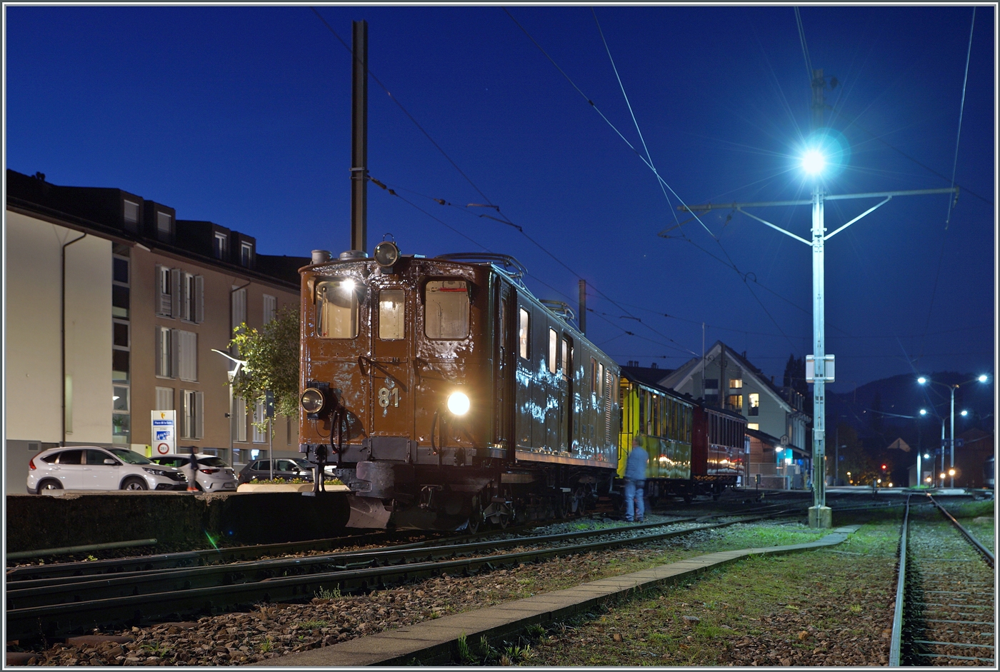 La DER de la Saison 2024 / Das Saison Ende 2024 der Blonay-Chamby Bahn - Der Schluss vom Ende: Dank der Zeit-Umstellung verkehrt der aller letzte Zug der Saison in der blauen Stunde. Die Bernina Bahn RhB Ge 4/4 81 der Blonay Chamby Bahn brachte den letzten Zug nach Blonay und wartet nun mit dem Leermaterialzug auf die Rückfahrt nach Chaulin. Somit ist die Saison 2024 endgültig vorbei - was bleibt sind viele schöne Erinnerungen und Fotos, und natürlich ein grosses Danke-Schön an die freiwilligen Mitarbeiter der Blonay Chamby Bahn für die einmal mehr sehr gelungene Saison! 

27. Oktober 2024