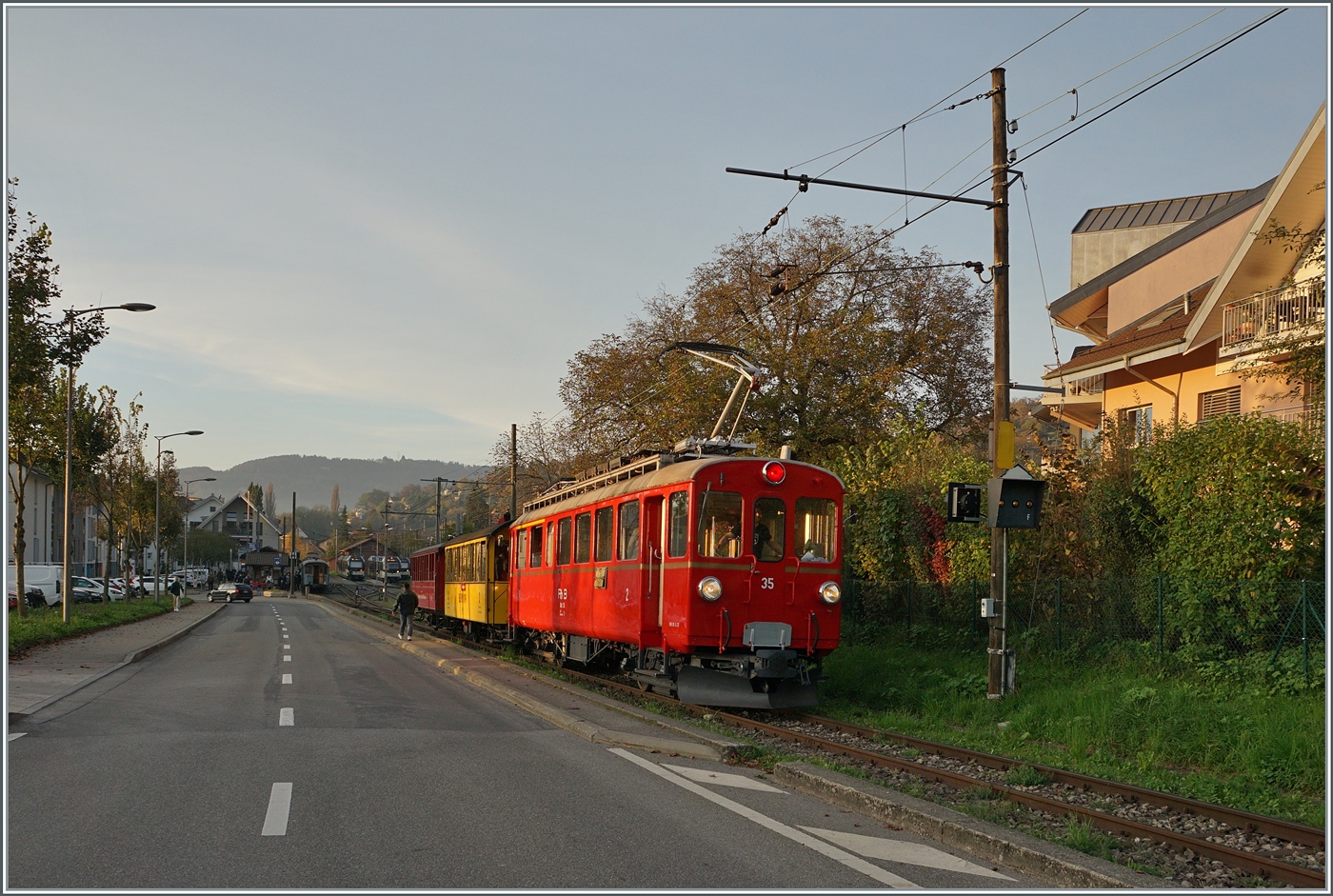 La DER de la Saison / Das Saison Ende der Blonay Chamby Bahn 2024 - Seit einigen Jahren zeigt die Blonay Chamby Bahn zum Saison Ende mit einem verdichteten Fahrplan noch einmal ihre herrlichen Fahrzeuge im Einsatz. Der Bernina Bahn RhB ABe 4/4 N° 35 verlässt mit dem Riviera Belle Epoque als Leermaterialzug nach Chaulin den Bahnhofvon Blonay. 

27. Okt. 2024