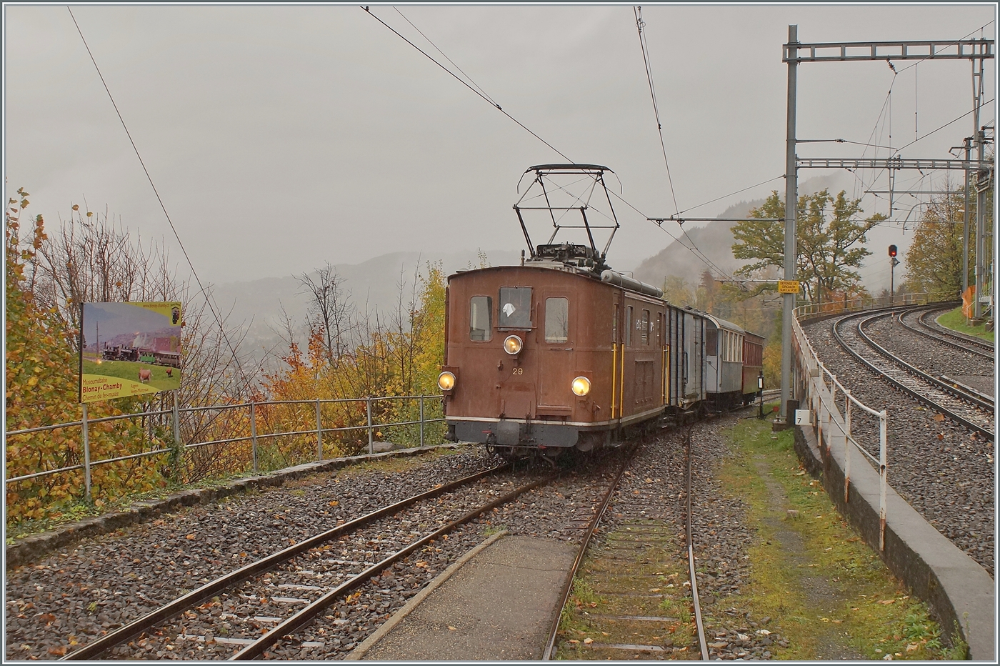 La DER de la Saison / Das Saison Ende der Blonay Chamby Bahn 2025 - Seit einigen Jahren zeigt die Blonay Chamby Bahn zum Saison Ende mit einem verdichteten Fahrplan noch einmal ihre herrlichen Fahrzeuge im Einsatz: Die BOB HGe 3/3 N° 29 der Blonay Chamby Bahn erreicht mit dem Reisezug 2907 von Blonay nach Chaulin den Halt Chamby. 

25. OKt. 2025