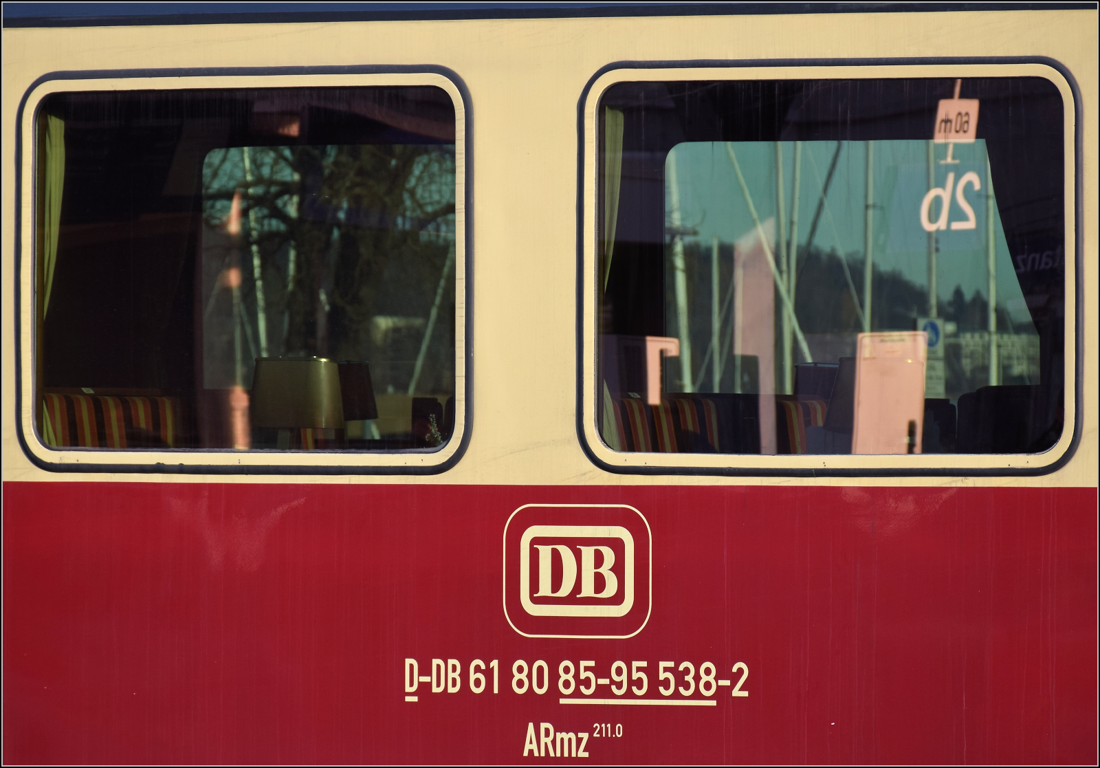 Mein erstes Konstanzer Date mit einer Blondine und ihrem Anhang.

Wagen 5 ist ein ARmz 211.0, 61 80 85-95 538-2. Speiseraum ist angeschrieben. Der Blick durchs Fenster zeigt nicht nur den nahen Hafen sondern auch Teile des Interieurs im 60er-Jahre-Stil. November 2025.