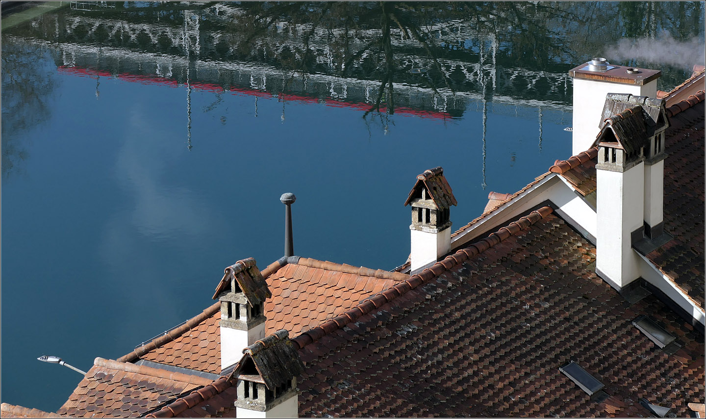 Mit Peter unterwegs in Bern - 

Ein bisschen Wuppertal in Bern mit einer hängenden Tramlink-Straßenbahn, gesehen von der Münsterplatform aus.

07.03.2025