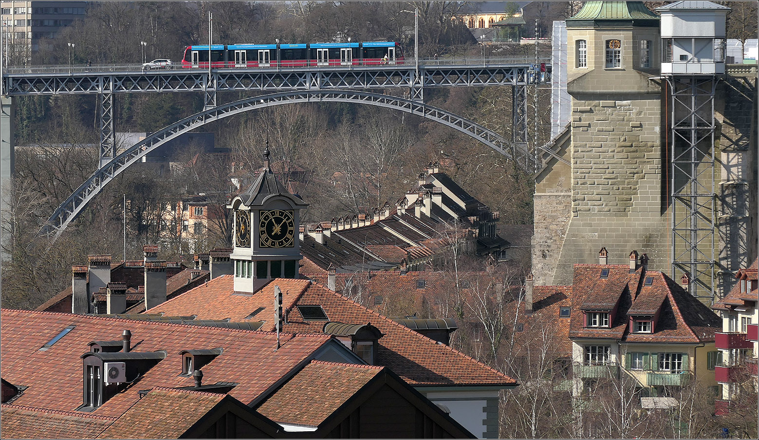 Mit Peter unterwegs durch Bern - 

Ein Combino Advanced Tram auf der Kirchfeldbrücke. Unten Teile des Stadtquartiers Matte mit den in Richtung Brücke ansteigenden Dächern der Häuser in der Badgasse. Rechts der Aufzug hinauf zum Münsterplateau.

07.06.2025 