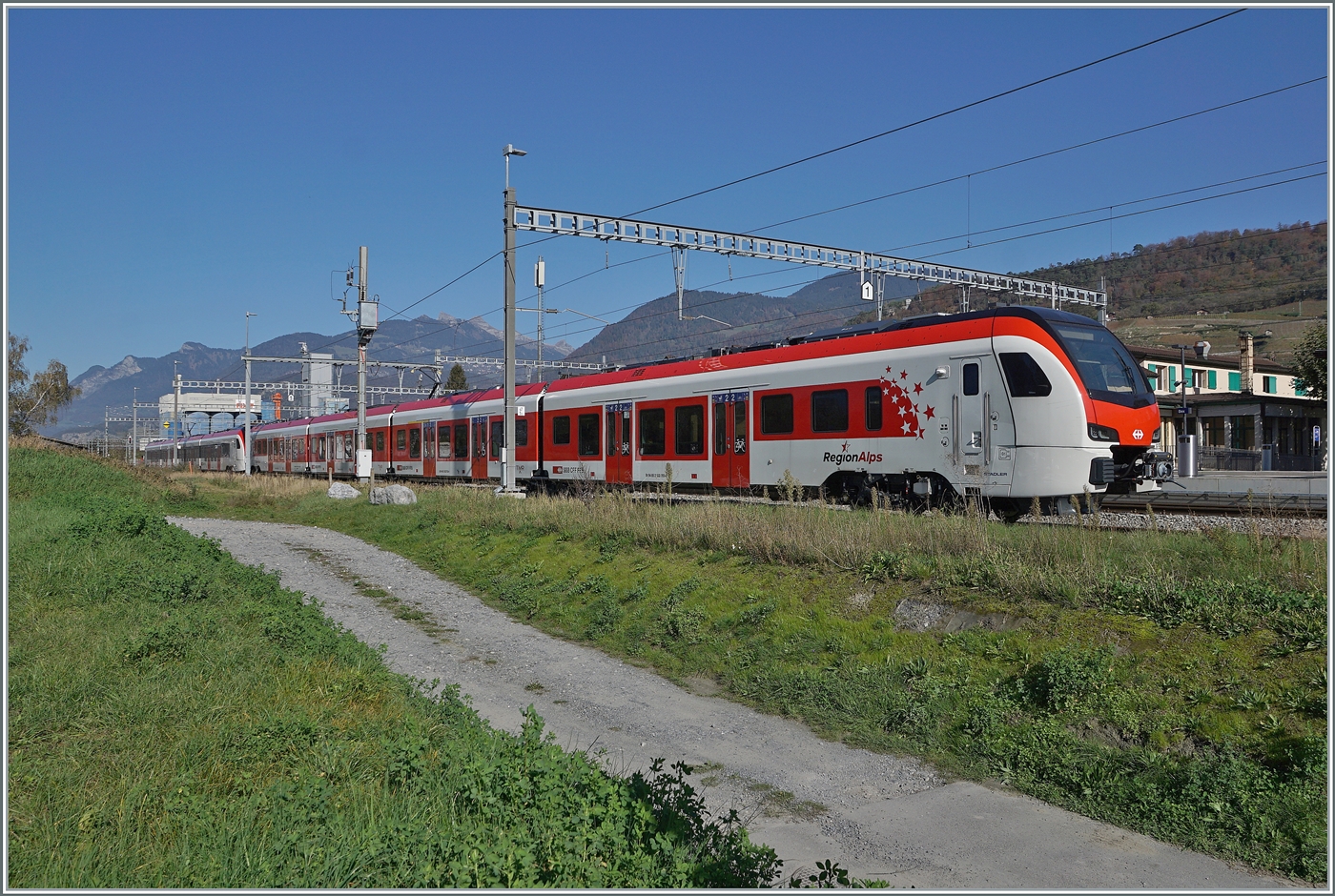 Nach längerem Suchen endlich gefunden bzw. die Gelegenheit bekommen ein Foto zu bekommen: in Bex steht der neue RegionAlps RABe 533 703. Dahinter der SBB RABe 531 002. Interessanterweise ist der  RegionAlpes Triebzug trotz unterschiedlicher Farbgebung, einer anderen Einteilung der 1. Klasse und einer anderen Baureihen Bezeichnung ein SBB Triebzug, wie jedenfalls die UIC Nummer verkündet: RABe 94 85 0 533 703-0 CH-SBB.

30. Oktober 2024