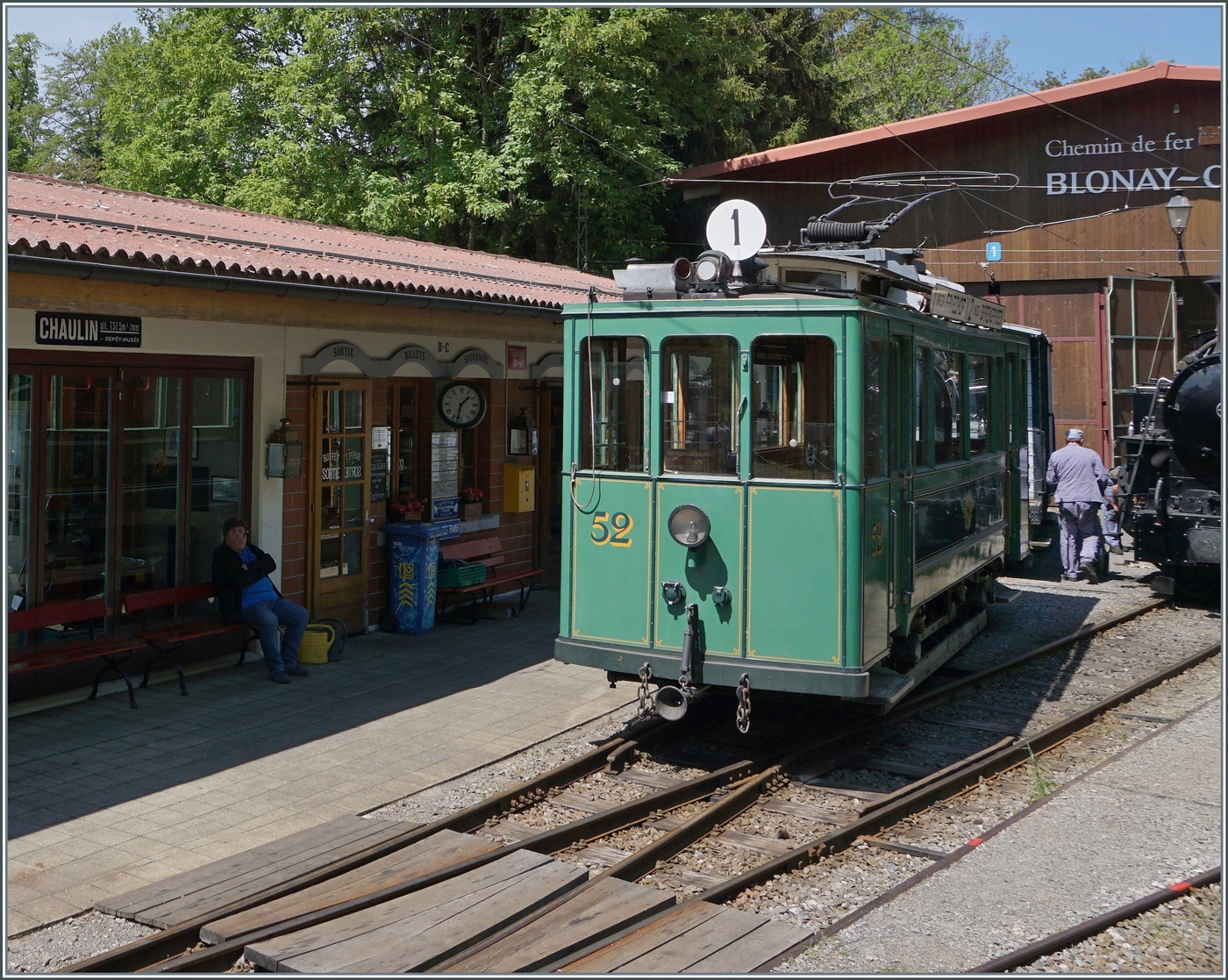 Nachdem das Berner Tram Ce 2/2 N� 52 mit dem ersten Zug von Blonay nach Chaulin die Saison 2026 er�ffnet hat, pausierte das Tram in Chaulin und beim Fotografieren entdeckte ich was is all die Jahre nicht beachtet hatte: Das Stationsschild von Chaulin (links im Bild). 

2. Mai 2026