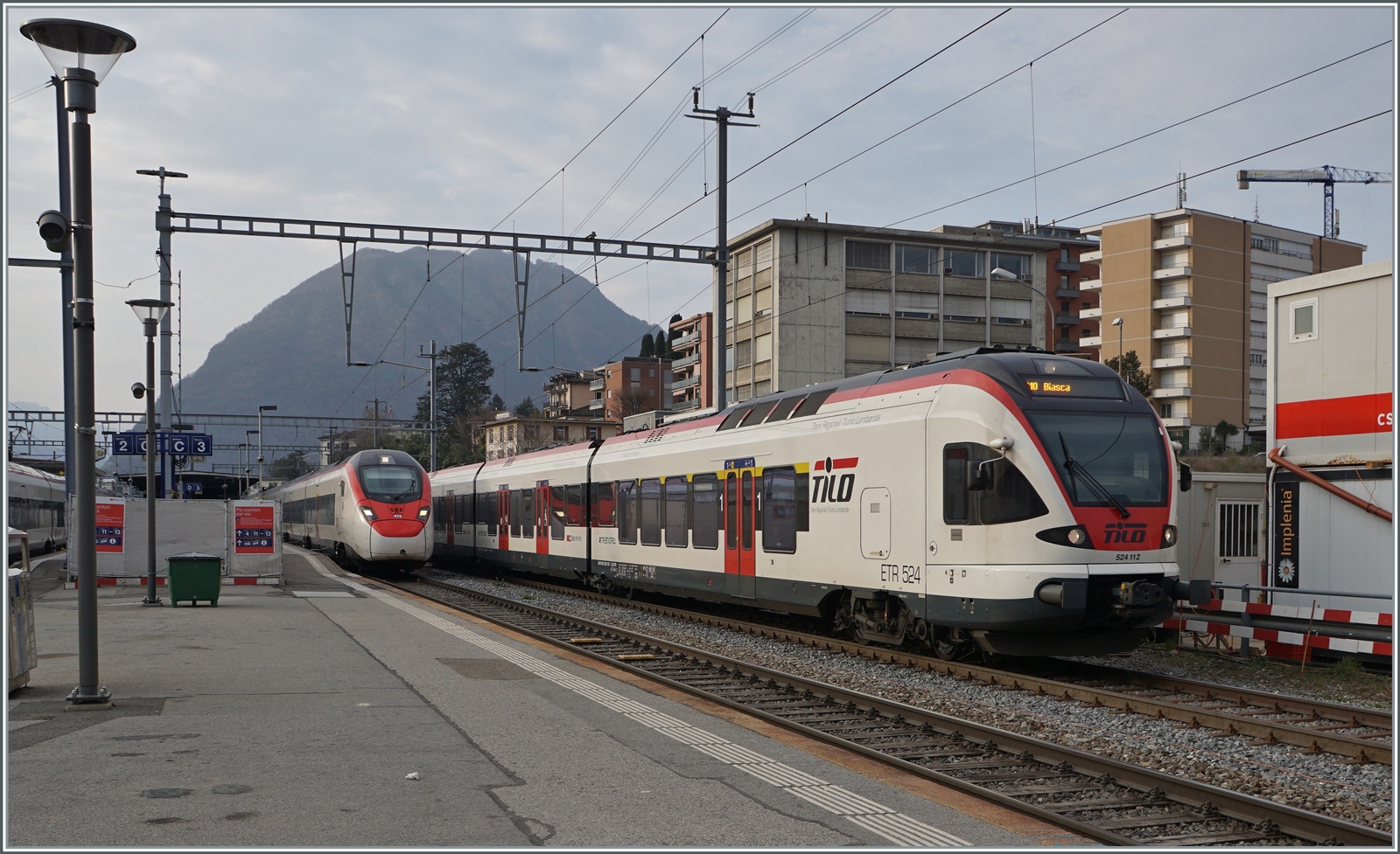 Noch verkehren einige TILO RABe 542 in der  alten  Lackierung, so wie der hier in Lugano ausfahrende RABe 524 112 als S10 nach Biasca. 

13. März 2023