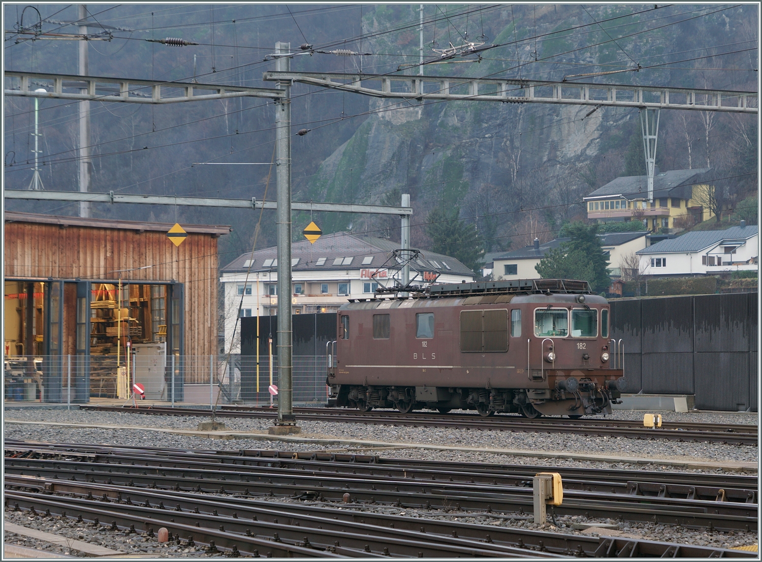 Ob wohl die BLS Re 4/4 (Re 425) noch im Einsatz stehe oder bereits von den Re 465 abgelöst wurden? Dazu hatte ich den Plan, nach Kandersteg, Goppenstein und Iselle zu fahren. Da an sämtlichen genannten Orten die Loks im Gegenlicht stehen, war ich nicht auf einen sonnigen Tag erpicht, musste aber infolge schlechter Witterung und einer entsprechenden Gefahrenwarnung Mitte Dezember den Ausflug auf Anfang Januar verschieben. Überraschenderweise und zu meiner Freude, sah ich bereits in Brig eine BLS Re 4/4: Die BLS Re 4/4 182 wartet auf einen nächsten Einsatz. 

3. Jan. 2024

