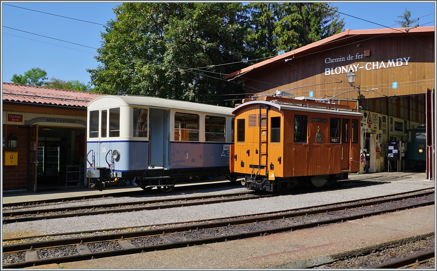 Obwohl die Blonay-Chamby Bahn über kein Zahnstangen Gleis verfügt, kümmert sie sich liebevoll um die 2011 von der BVB übernommen He 2/2 N° 2  La Grisette . Die kleine Zahnradlok zeigt sich hier zum  Le Chablais en fête  - Anlass von der  falschen  Seite, d.h. der sonst dem Wagen zugewandten, bietet aber auch so eine sehr schönen Anblick.

9. Sept. 2023