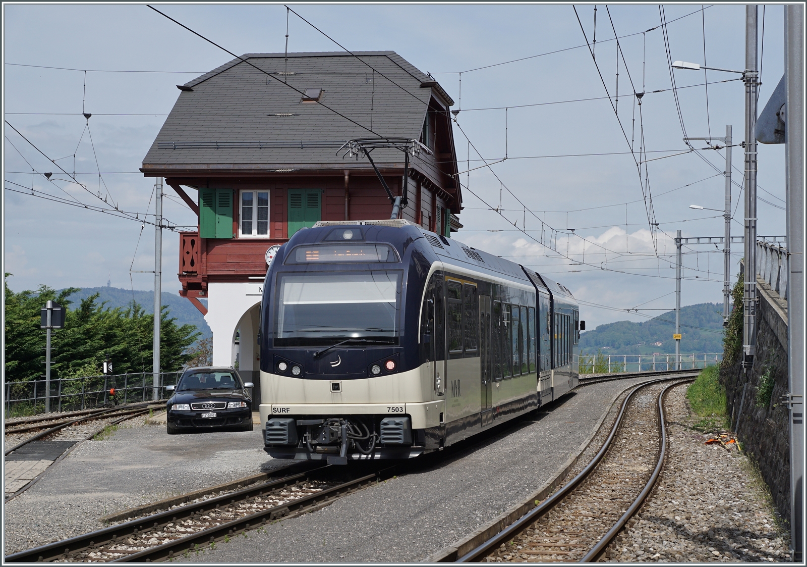Passend zum Anlass der Saison Eröffnung der B-C zeigt sich der CEV MVR ABhe 2/6 7503  Blonay-Chamby  auf dem Weg von Montreux nach Les Avants in Chamby.

6. Mai 2023