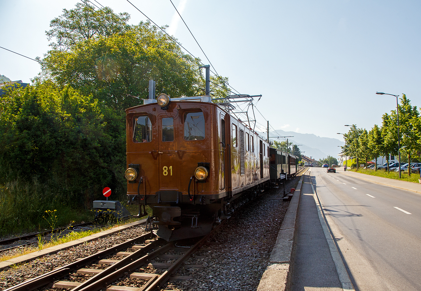 Pfingsten 2023 (Samstag 27. bis Montag 29. Mai 2023) fand bei der Museumsbahn Blonay–Chamby das Schweizer Dampffestival 2023 / Festival suisse de la Vapeur 2023 statt.

Die grandiose ehemalige Berninabahn BB Ge 4/4 81 der Museumsbahn Blonay–Chamby, ex RhB Ge 4/4 181, ex BB Ge 4/4 81, ex BB Ge 6/6 81, erreicht am 27. 05.2023 mit dem ersten Zug des Tages den Bahnhof Blonay. Eigentlich da die Lokomotive ein kleines Gepäckabteil und sechs Achsen besitzt, müsste sie als Triebwagen De 4/6 bzw. Fe 4/6 (ex Fe 6/8) klassifiziert sein, aber die Berninabahn und später die RhB wollten sie als Lokomotive und nicht als Triebwagen klassifizieren.

Die Ge 4/4 81war ursprünglich eine sechsachsige Elektrolokomotive (Ge 6/6) der ehemaligen Berninabahn (BB), welche 1943 in der Rhätischen Bahn (RhB) aufging. Als Einzelstück wurde sie von der Schweizerischen Lokomotivfabrik in Winterthur (SLM) mit elektrischer Ausrüstung von Brown, Boveri & Cie. (BBC) hergestellt und 1916 abgeliefert. Als schmalspurige Elektrolokomotive mit sechs angetriebenen Achsen erhielt sie die Bauartbezeichnung Ge 6/6 und die Betriebsnummer 81, bereits 1929 wurde sie bei der SLM in Winterthur zur BB Ge 4/4 81 umgebaut.