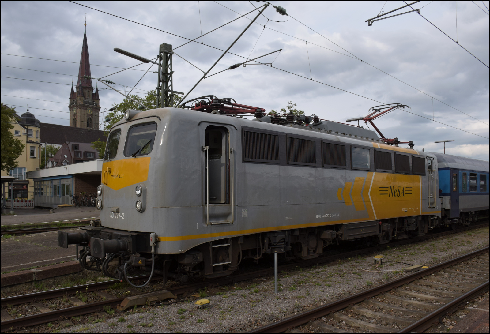 Radexpress Bodensee II.

Mit dem Seehas auf Überholspur. Schnell aus dem Seehas noch in Radolfzell ein Foto von der Elektro-NeSA 140 797 schön mit Münster im Hintergrund, und gleich wieder in den Seehas. Radolfzell, August 2024.