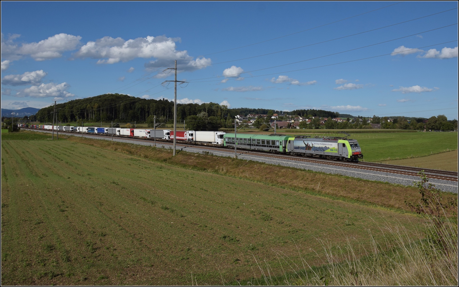 Re 486 502 mit einer fast vollständig ausgebuchten Rola. Rain bei Bollodingen, September 2022.