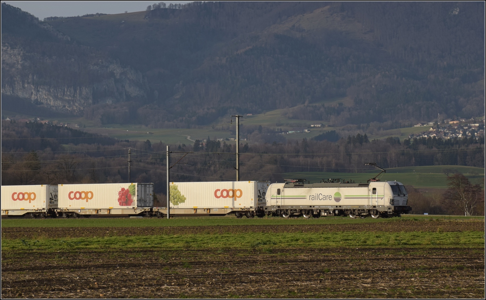 Rem 476 451 der Railcare bei Deitingen. Dezember 2023.